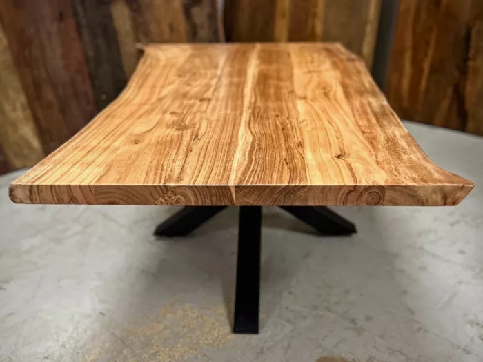 Une table basse avec un plateau en bois massif