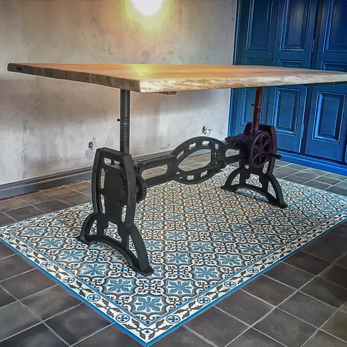 Une table de salle à manger réglable à hauteur