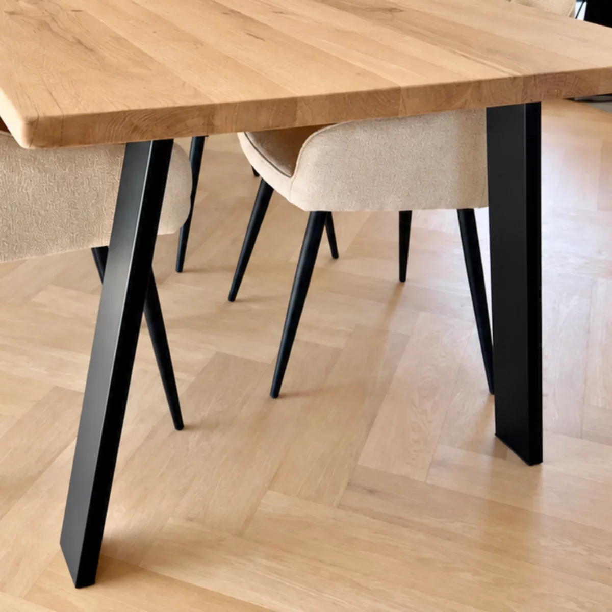 Des pieds des tables en acier