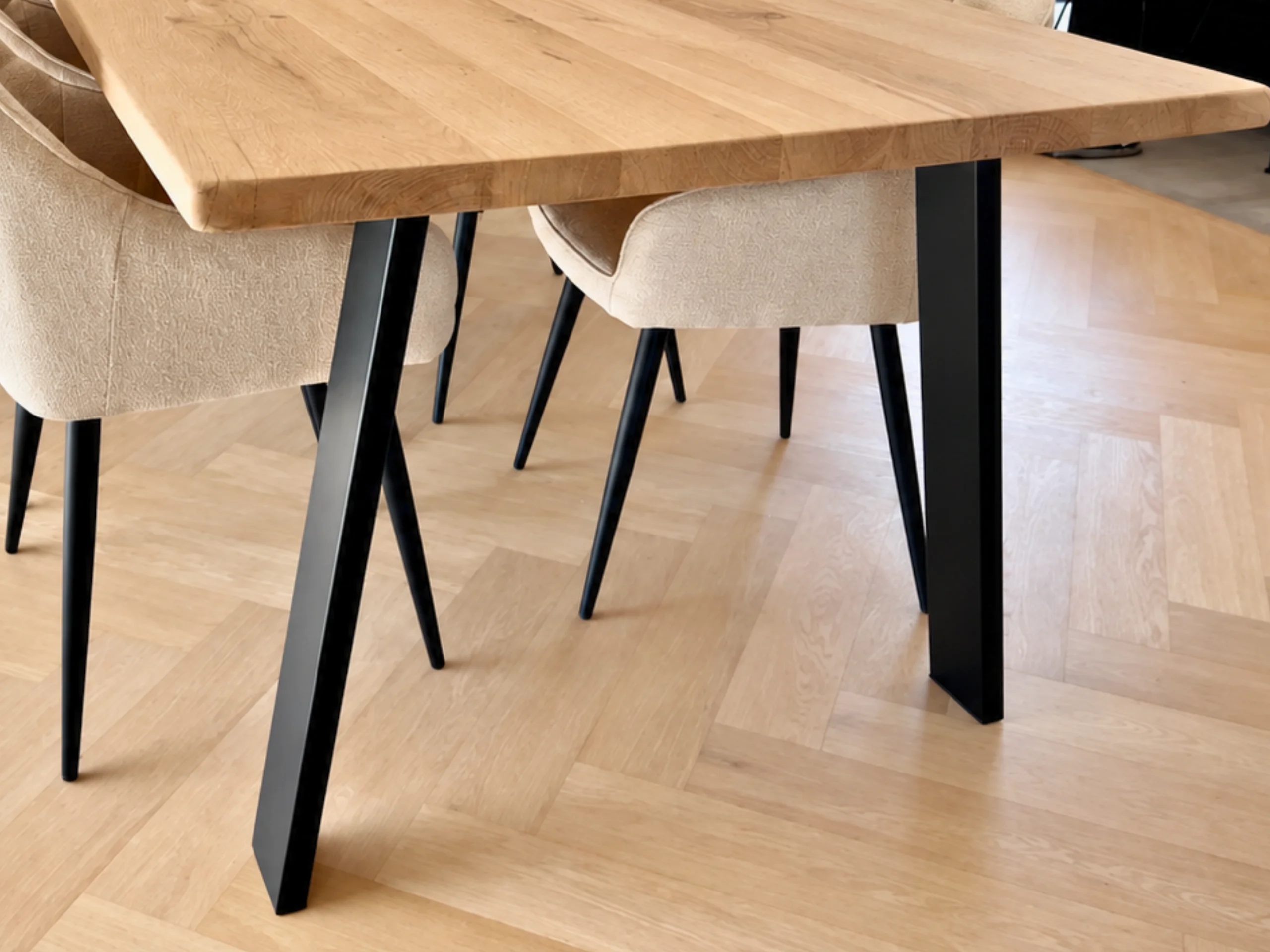 Des pieds des tables en acier