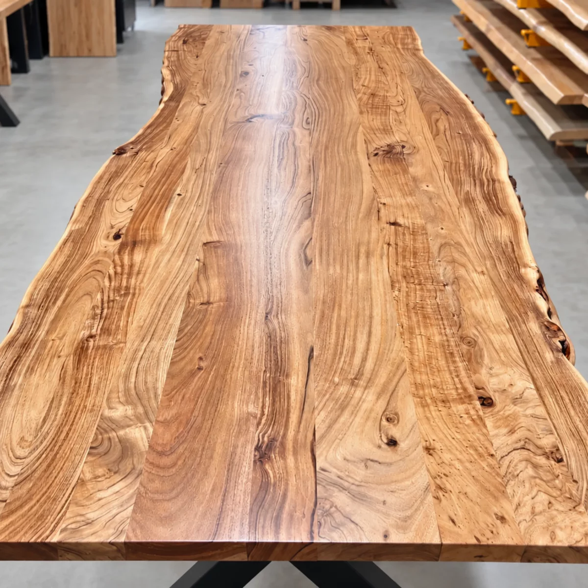 Un plateau de table en acacia massif