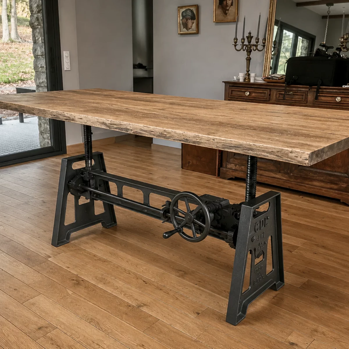 Une table assise debout