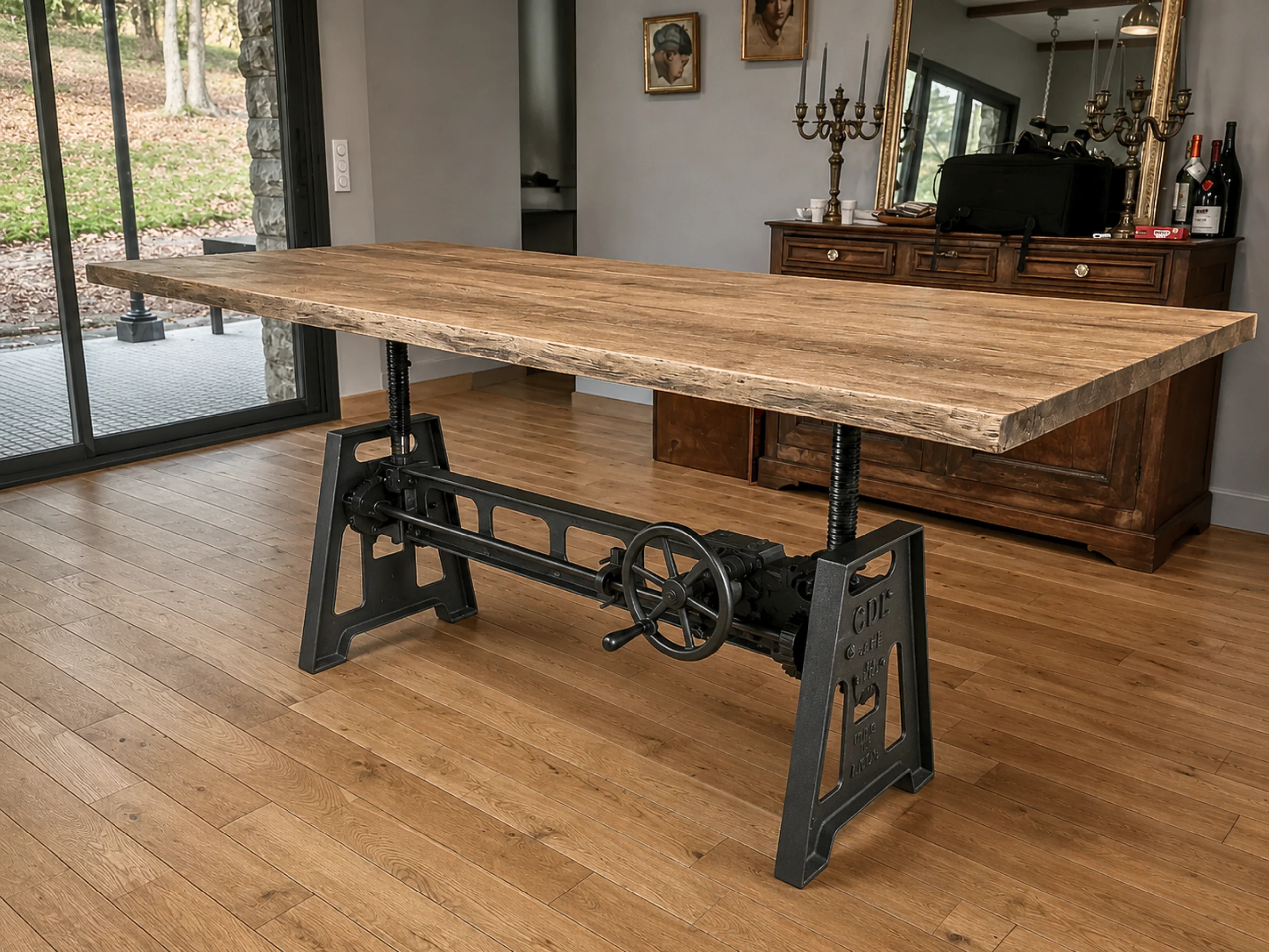 Une table assise debout