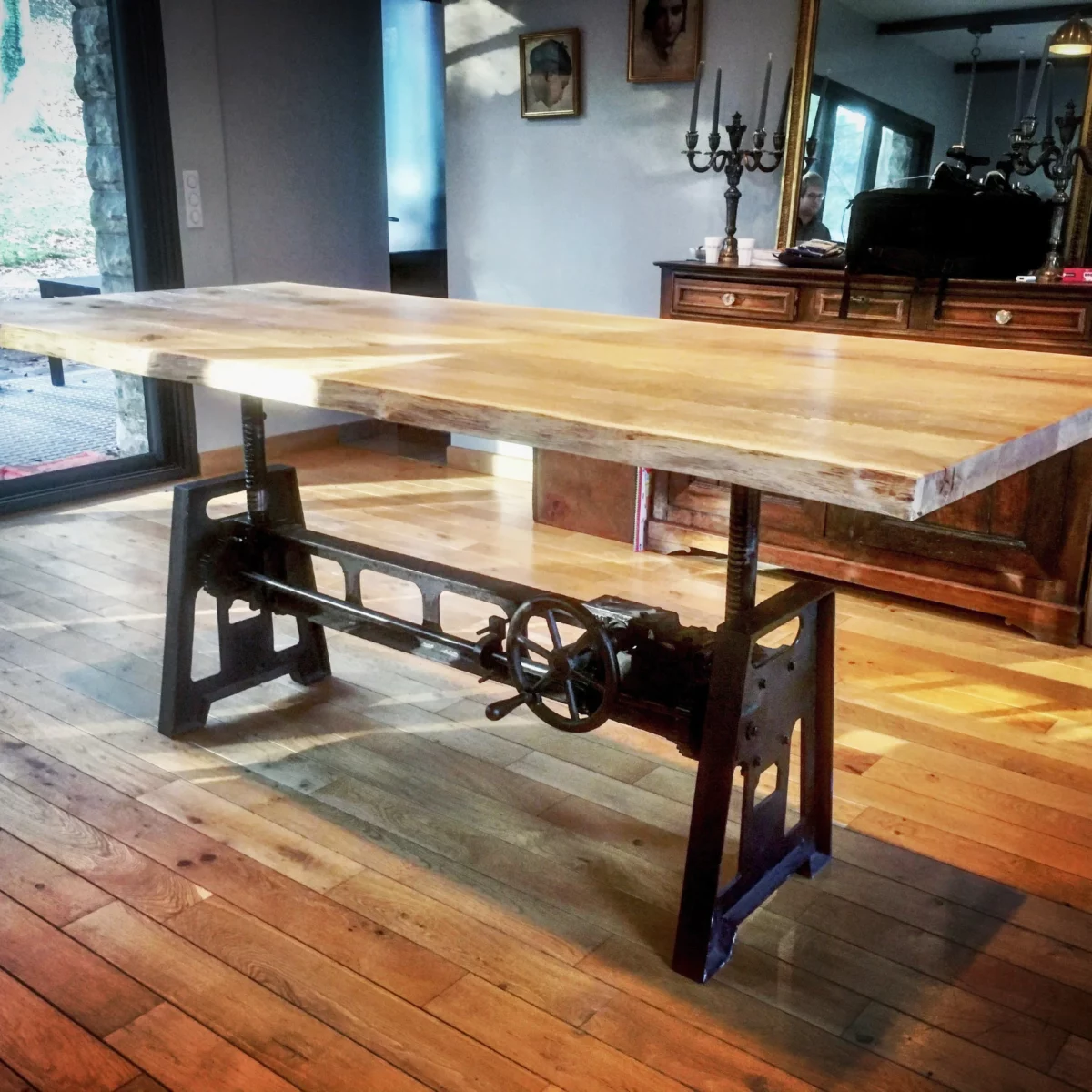 Une table assis debout