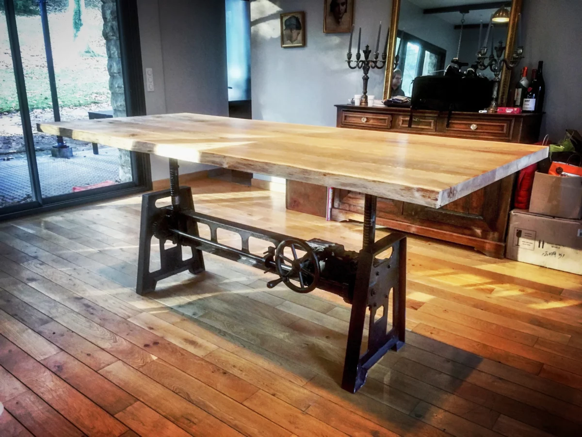 Une table assis debout