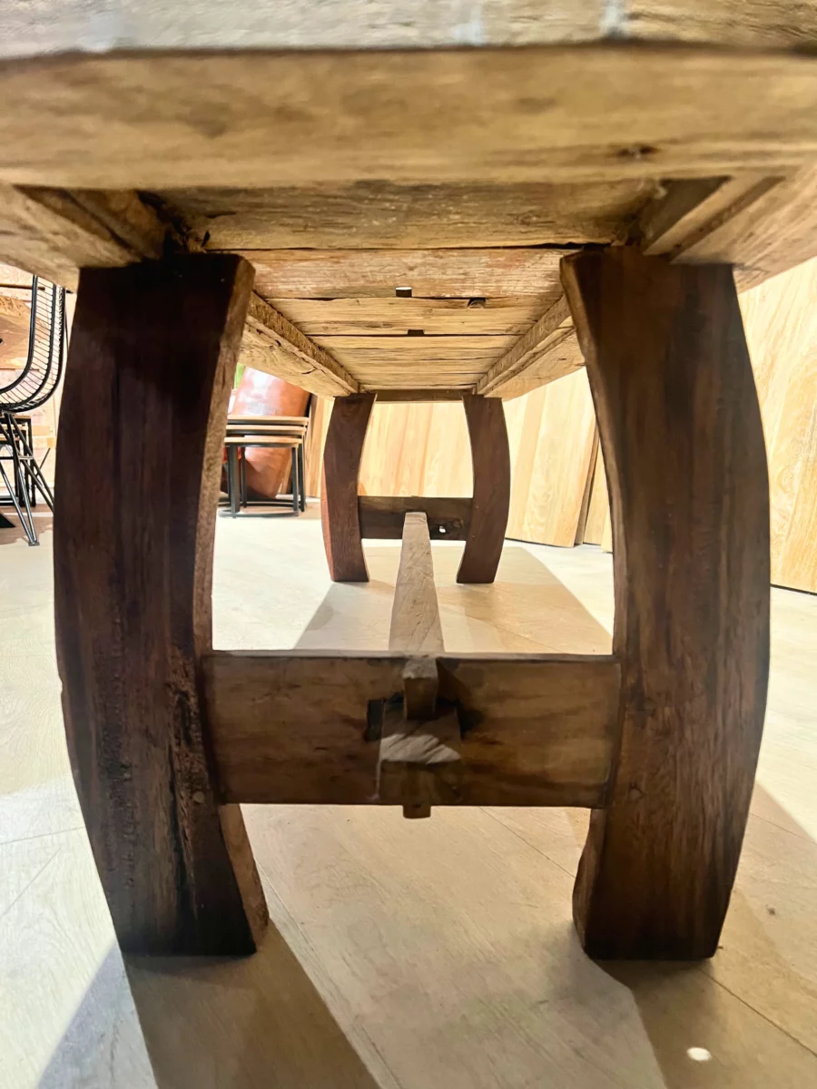 Un banc en bois de bateau