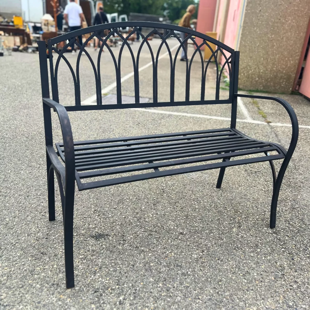 Un banc en fer forgé
