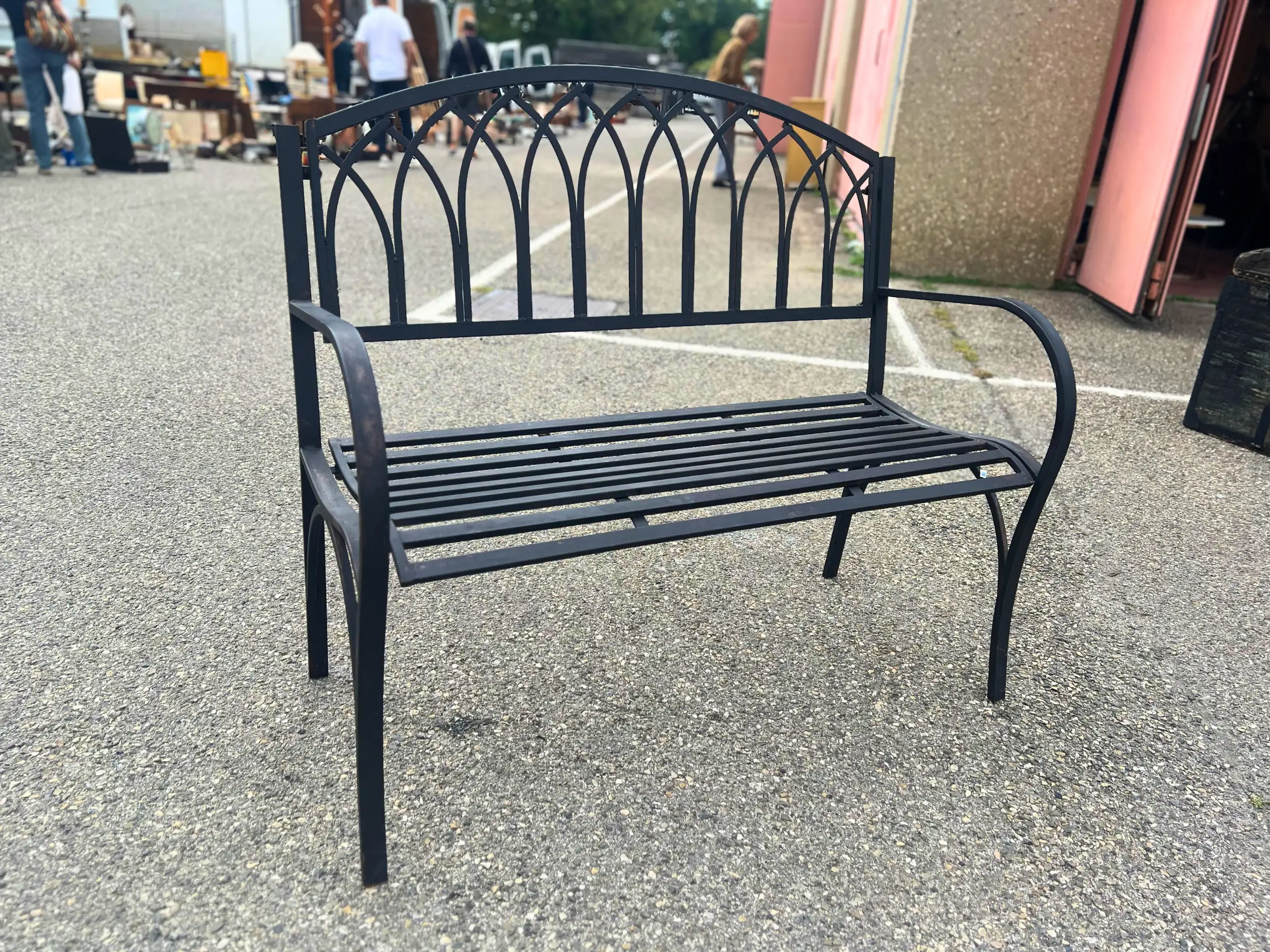 Un banc en fer forgé