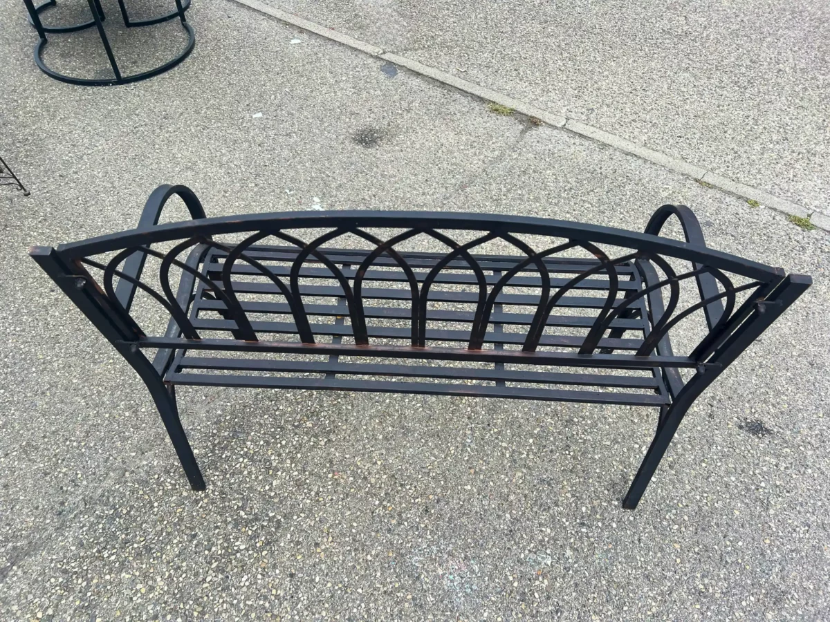 Un banc en fer forgé ancien