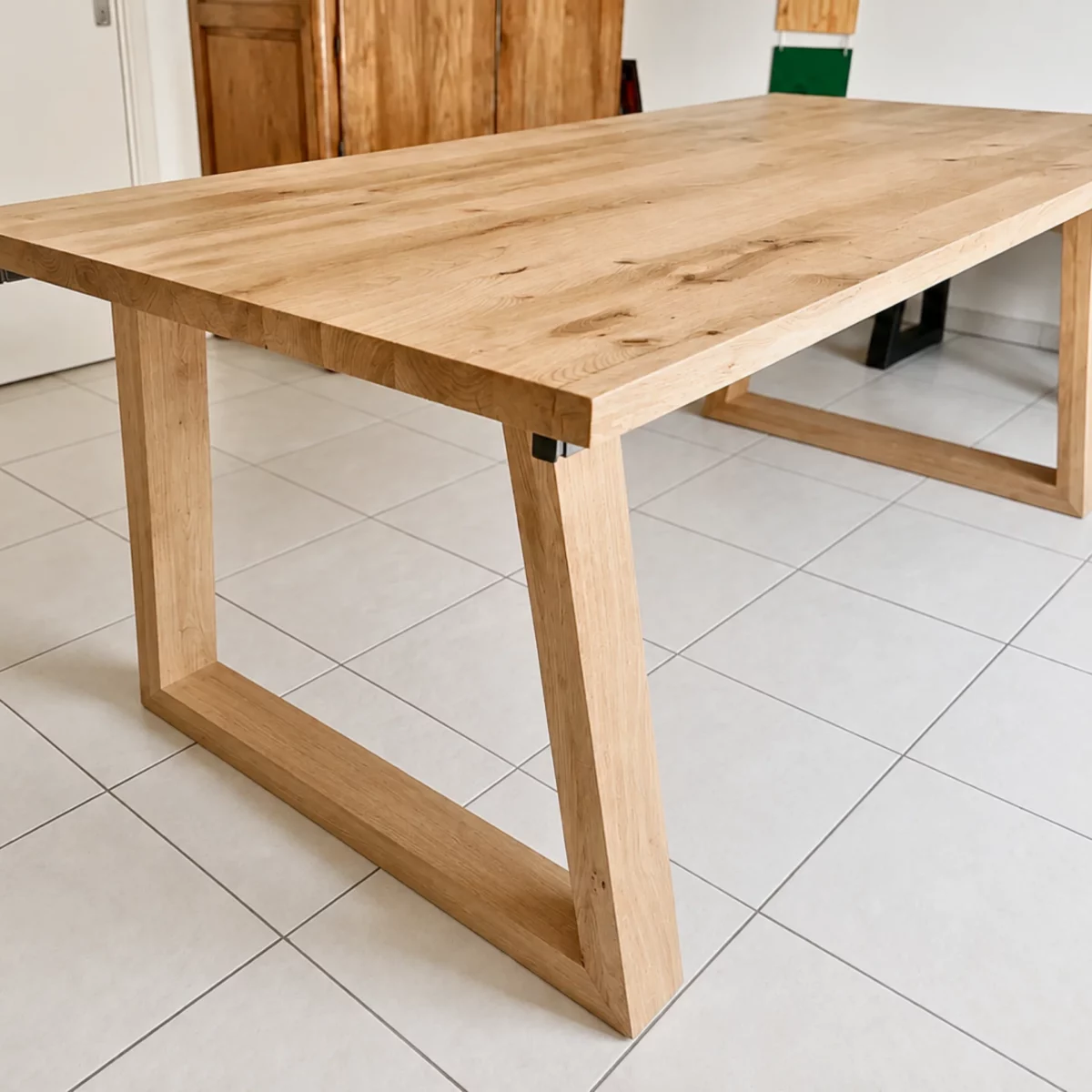Une grand table à manger en bois massif sur mesure