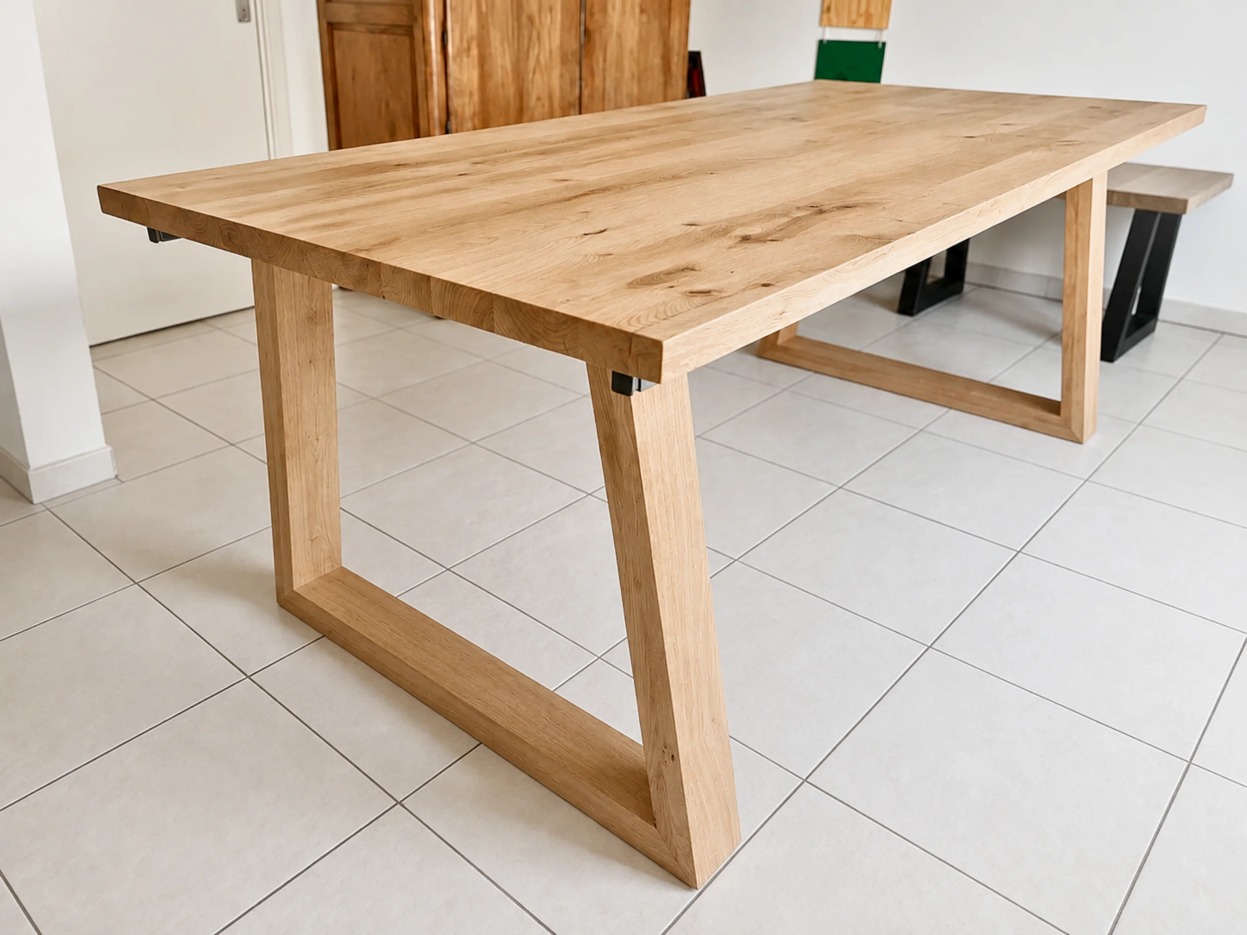 Une grand table à manger en bois massif sur mesure
