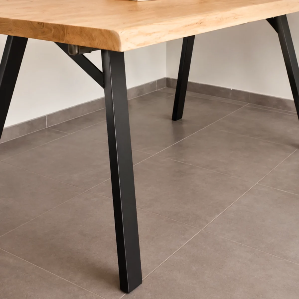 Black steel table leg