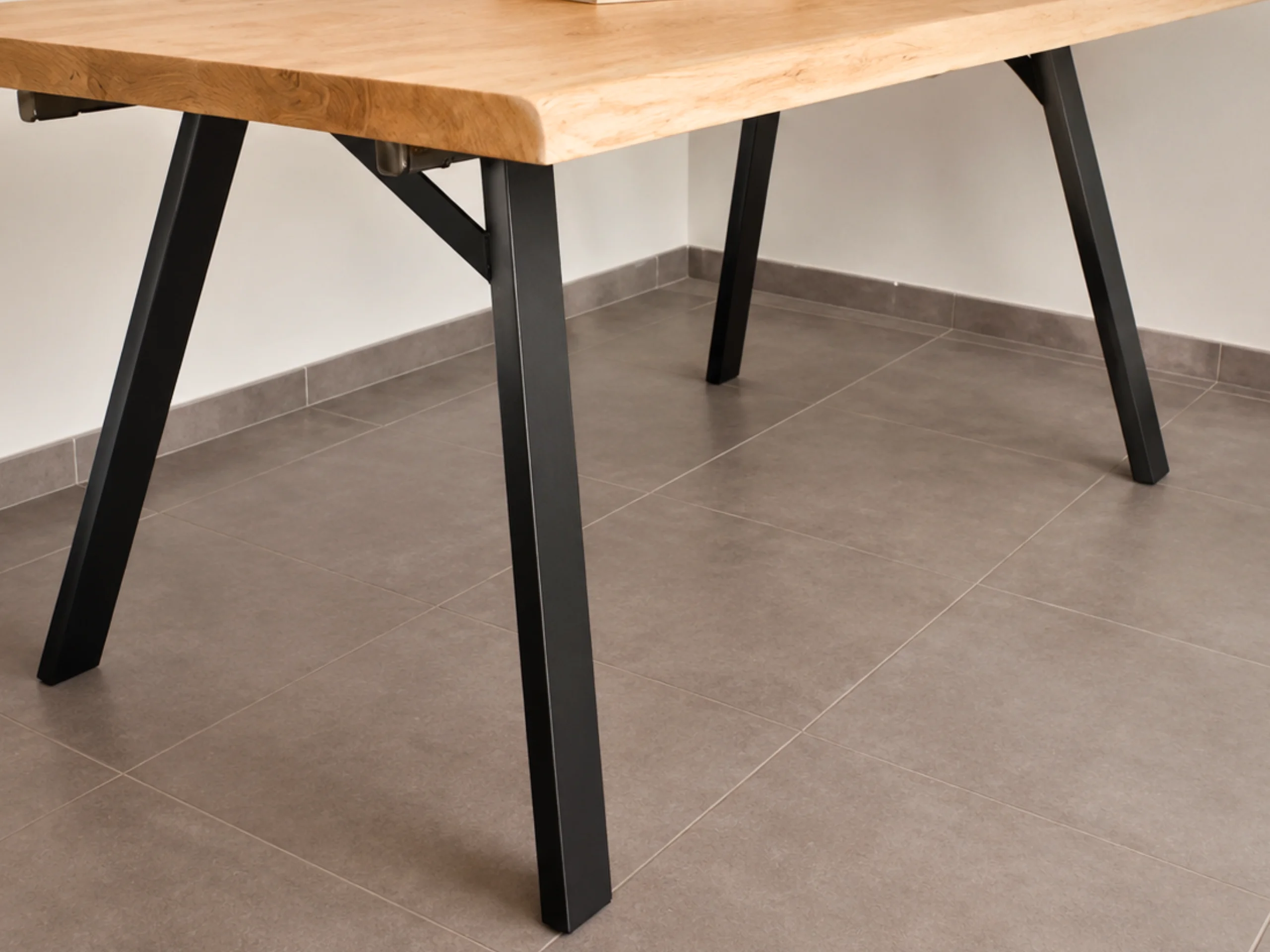 Un pied de table en acier noir