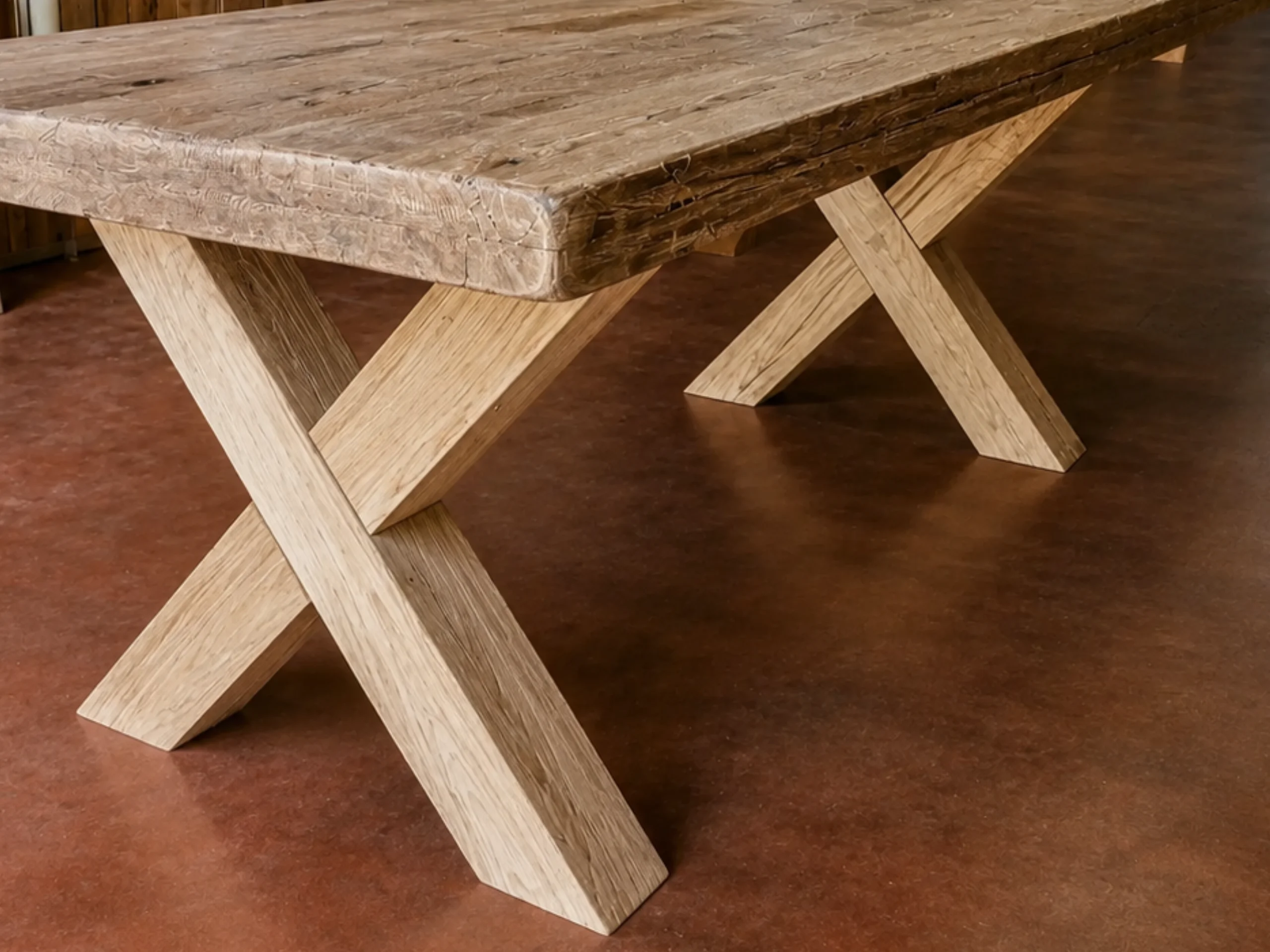 Un pied de table en bois massif