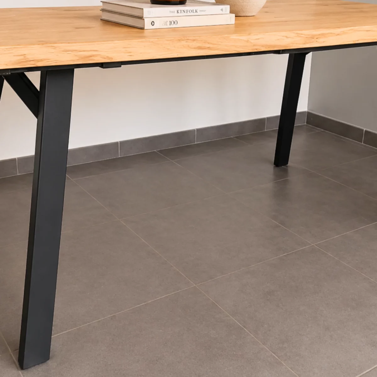 Un pied de table en métal noir