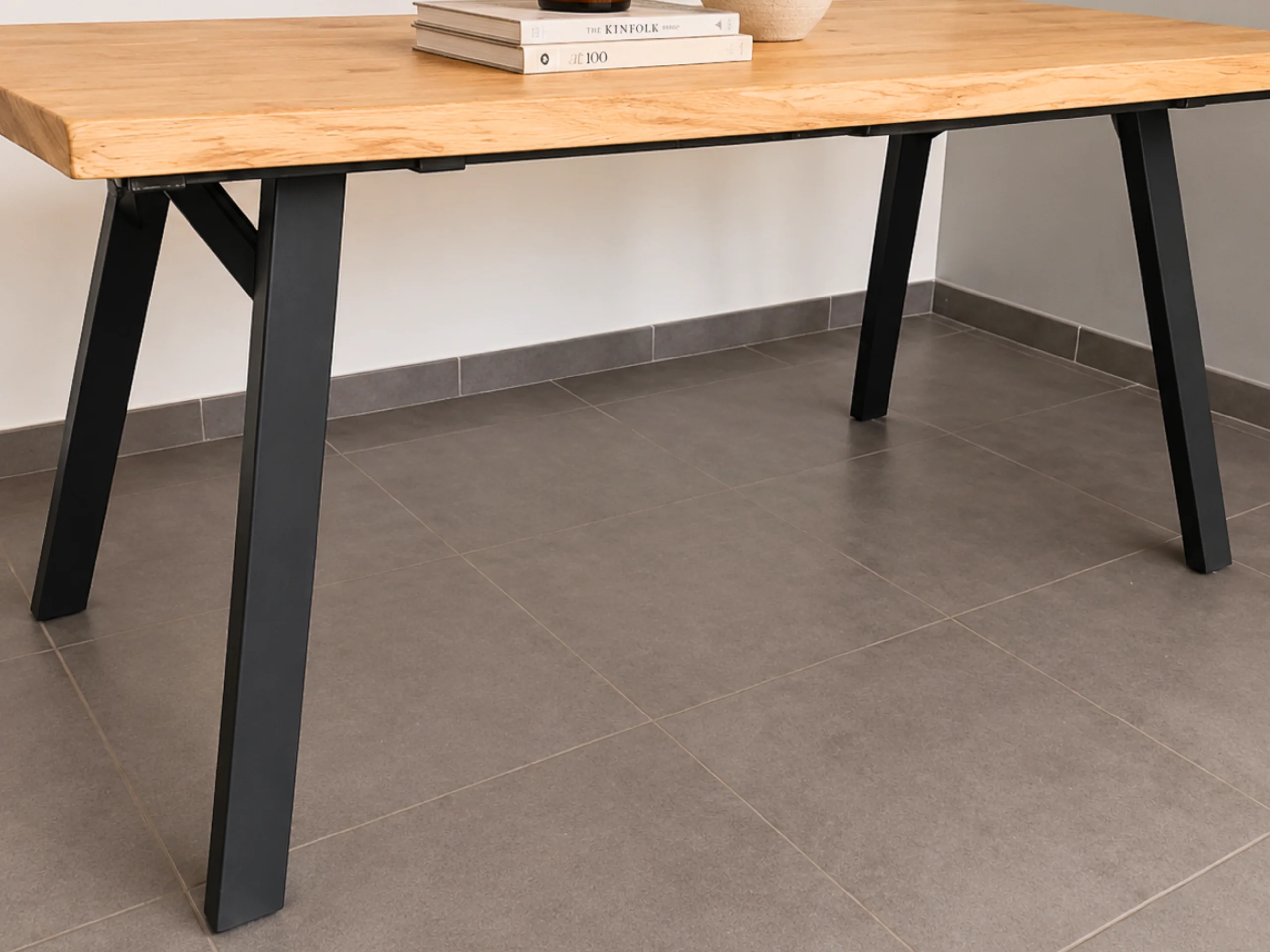 Un pied de table en métal noir