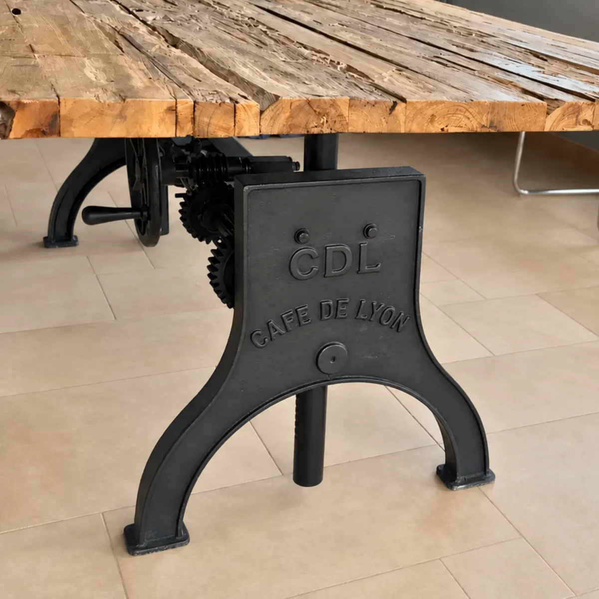Un pied de table réglable en hauteur