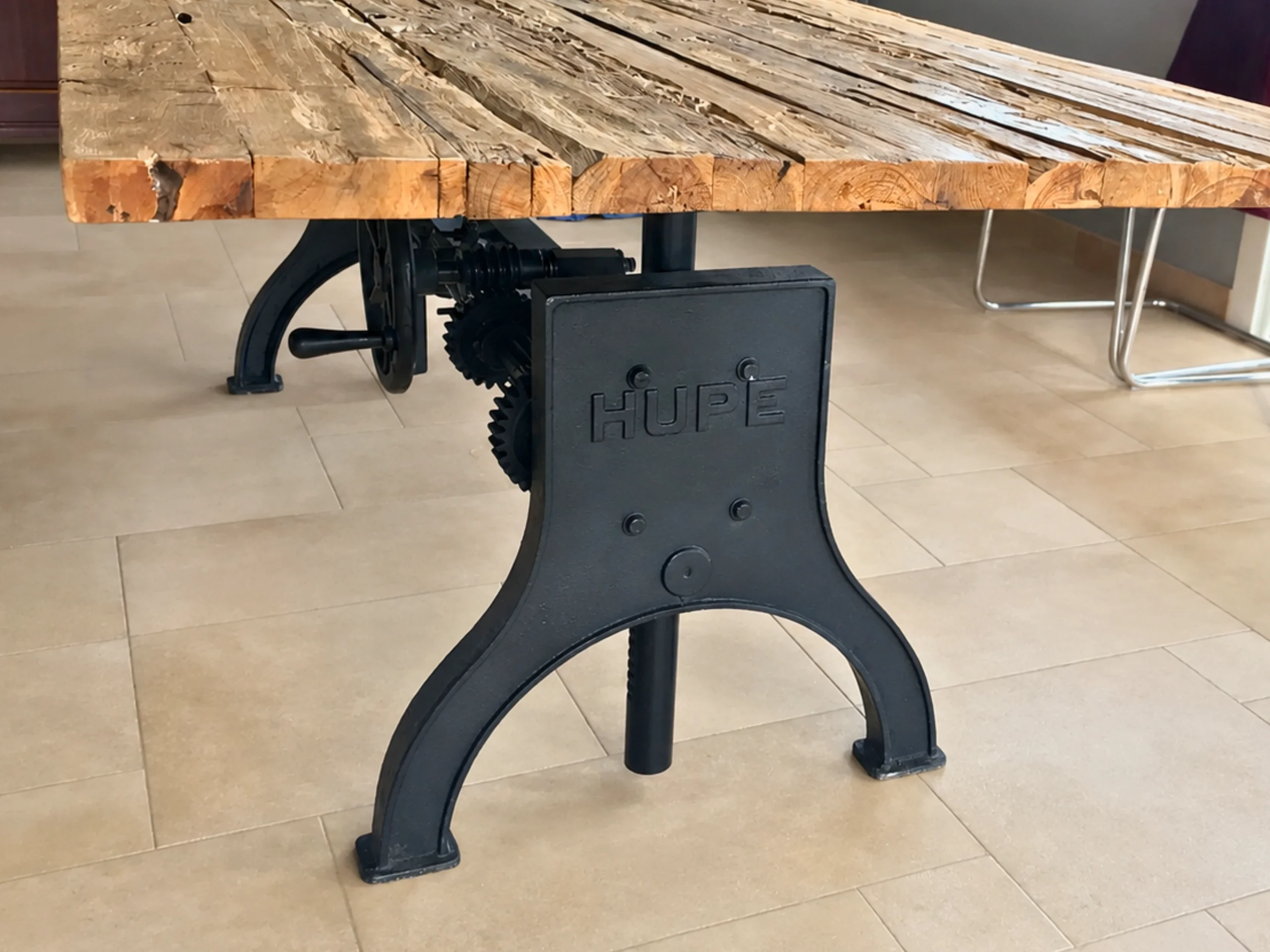 Un pied de table règlable en hauteur