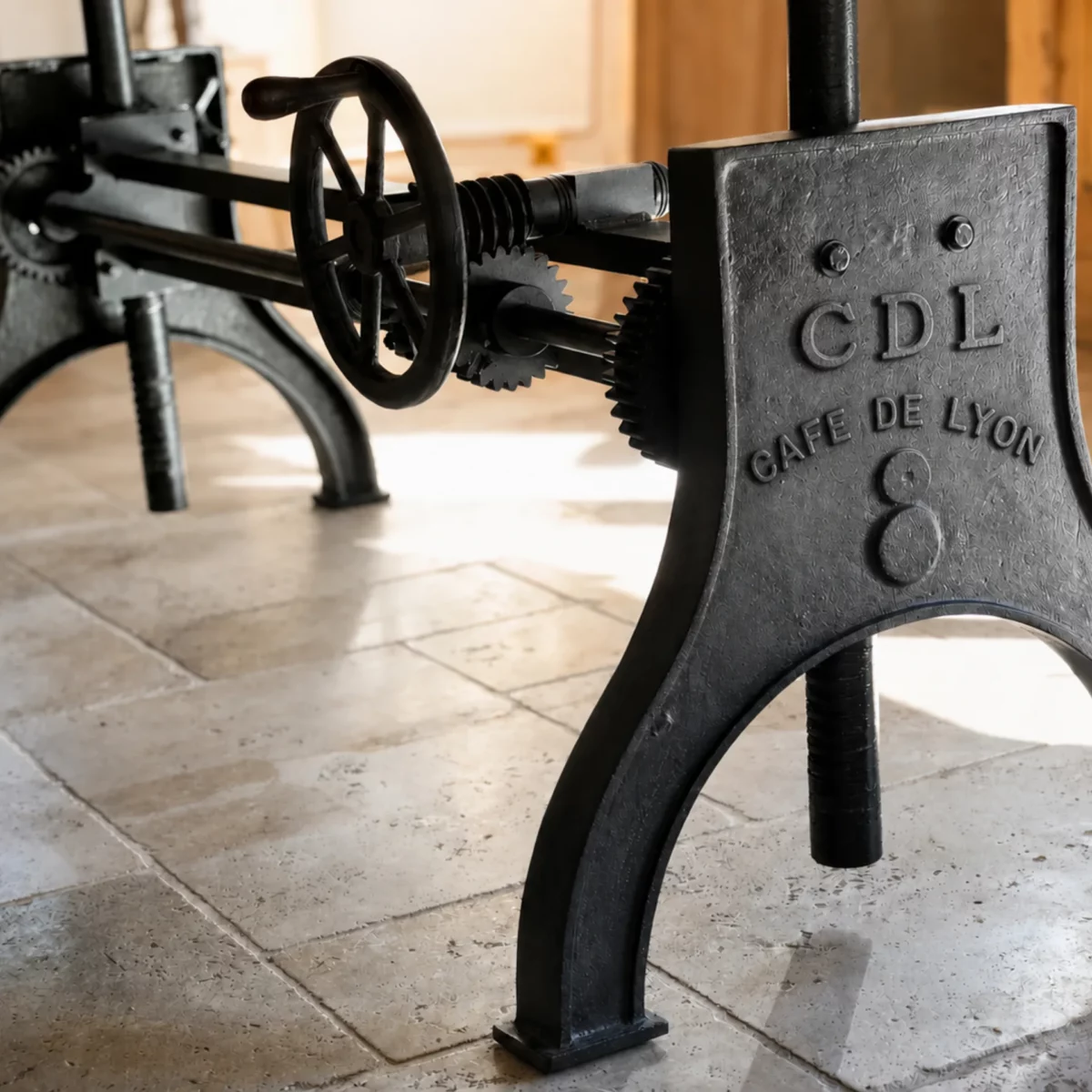 Un pied de table réglable en hauteur en fonte