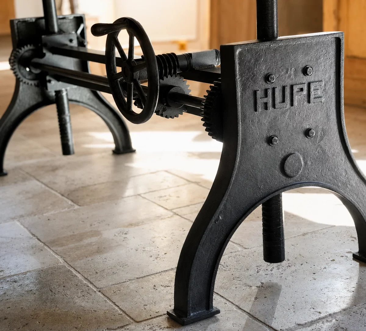 Un pied de table réglable en hauteur en fonte
