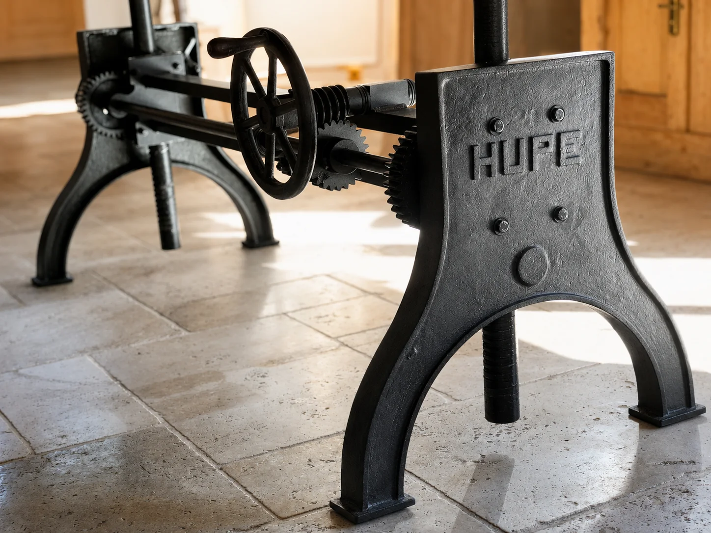 Un pied de table réglable en hauteur en fonte