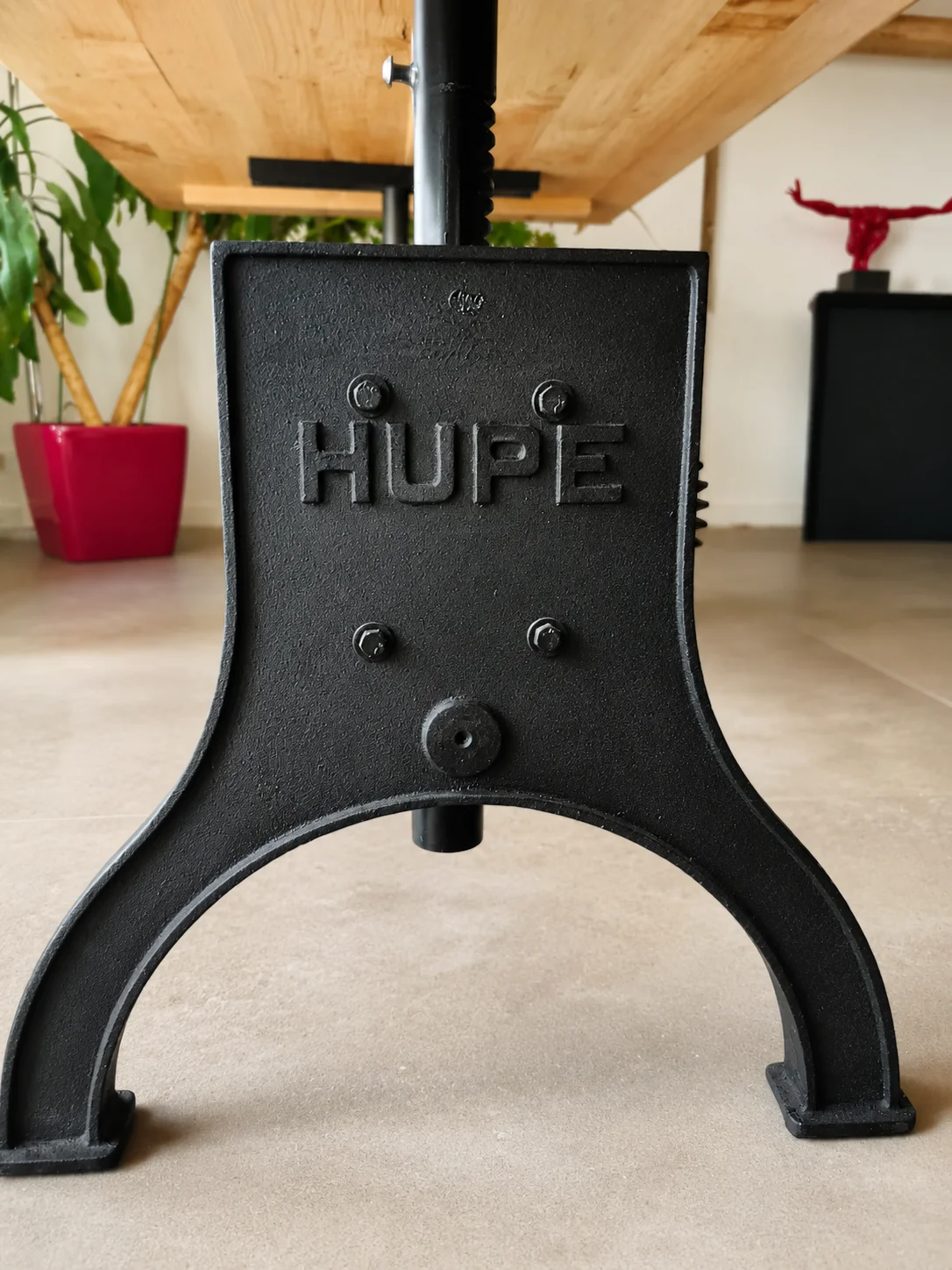 Un pied de table réglable en fonte