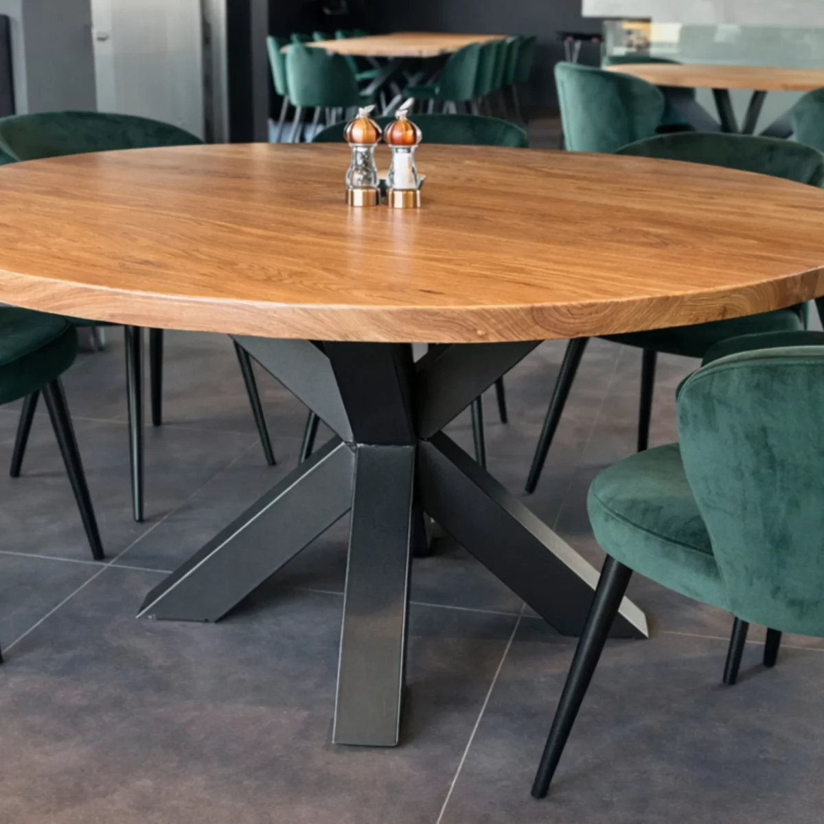 Un pied de table ronde en acier