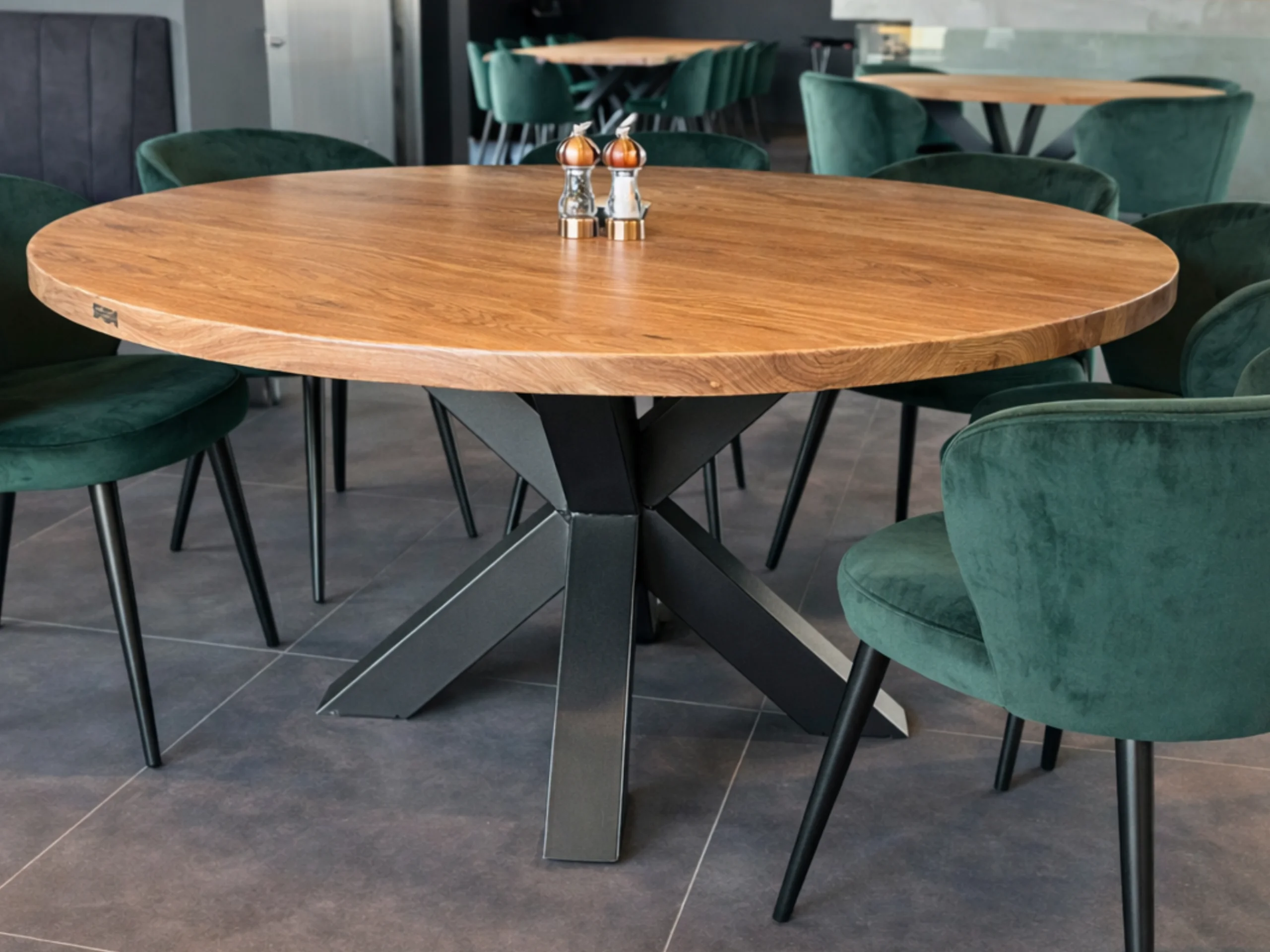 Un pied de table ronde en acier