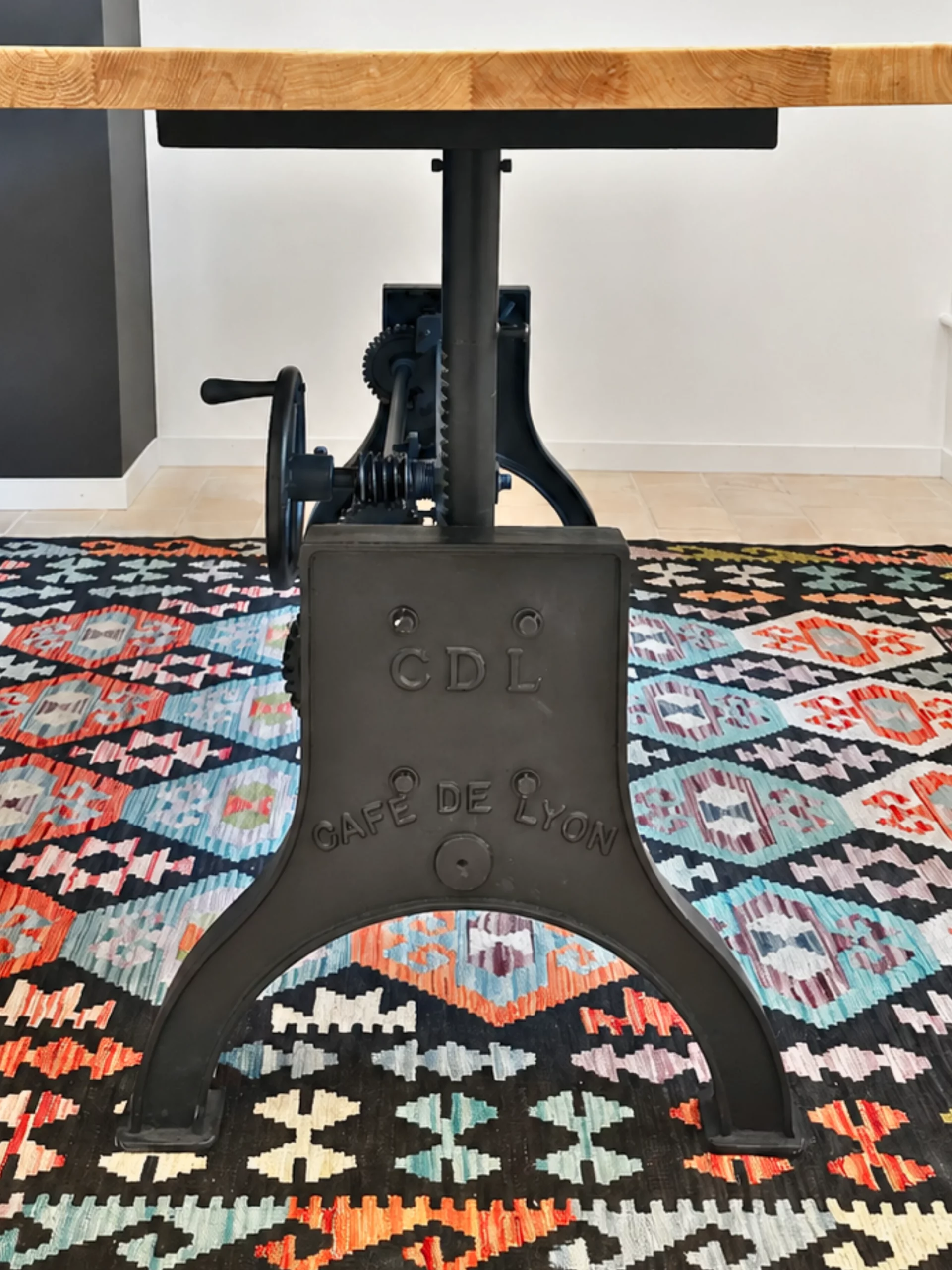 Un pied élévateur de table en fonte
