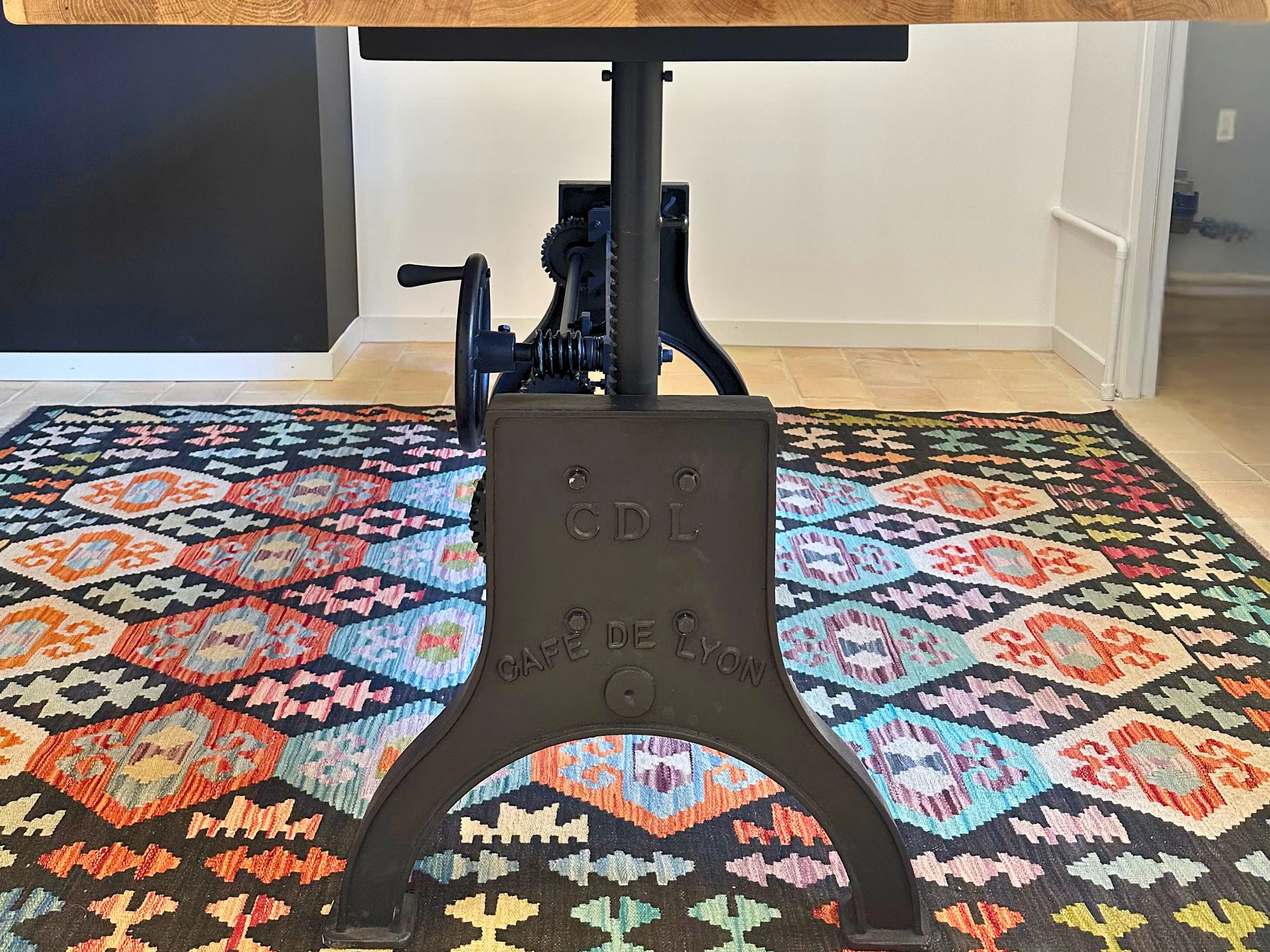 Un pied élévateur de table