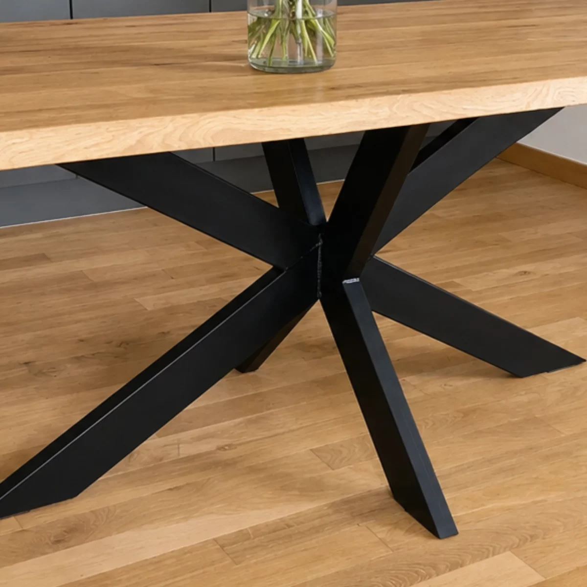 Un pied étoile central pour table