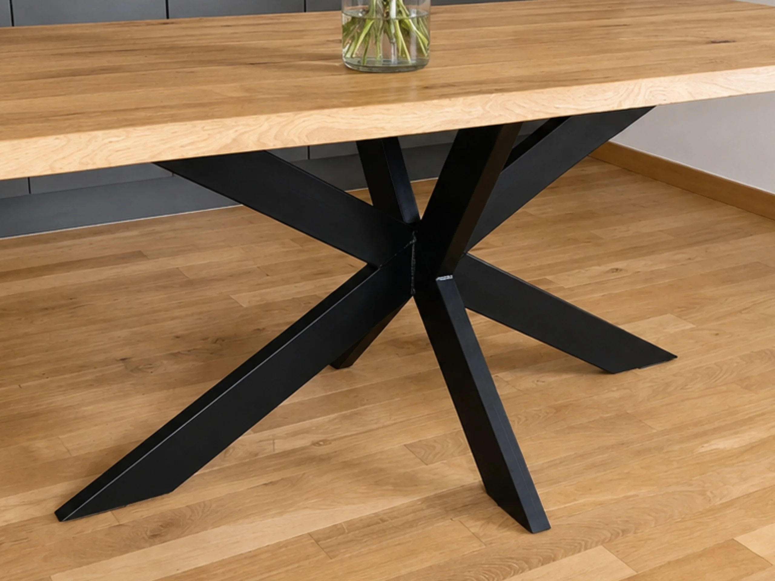 Un pied étoile central pour table