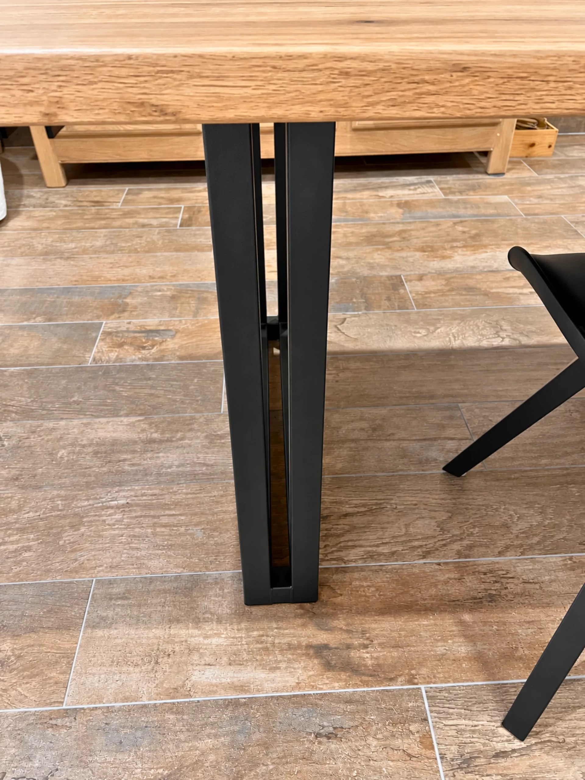 Un pied de table U acier