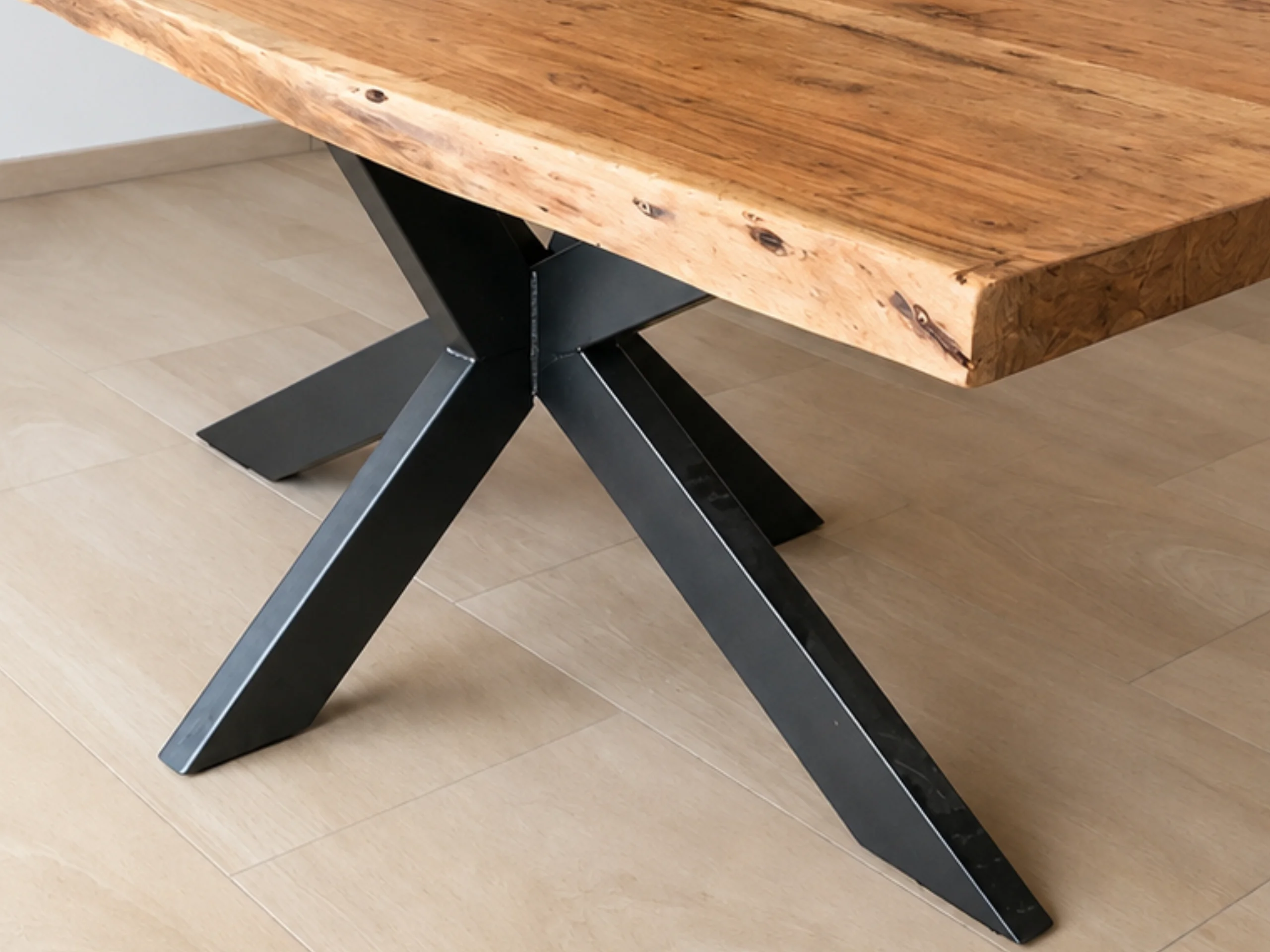 Un pied de table à manger étoile