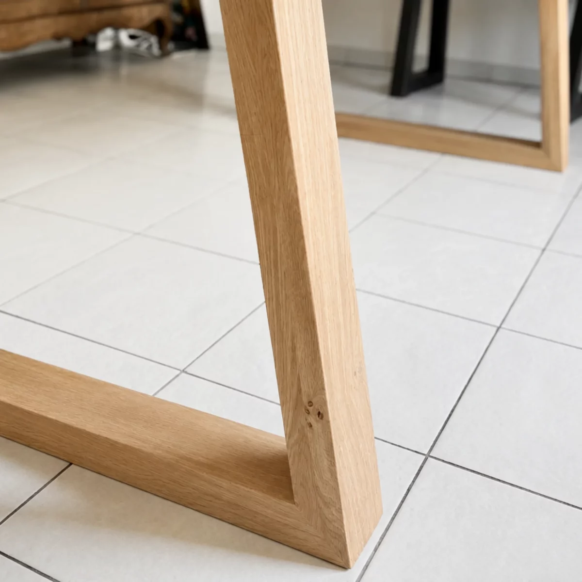 Un pied de table à manger en bois massif