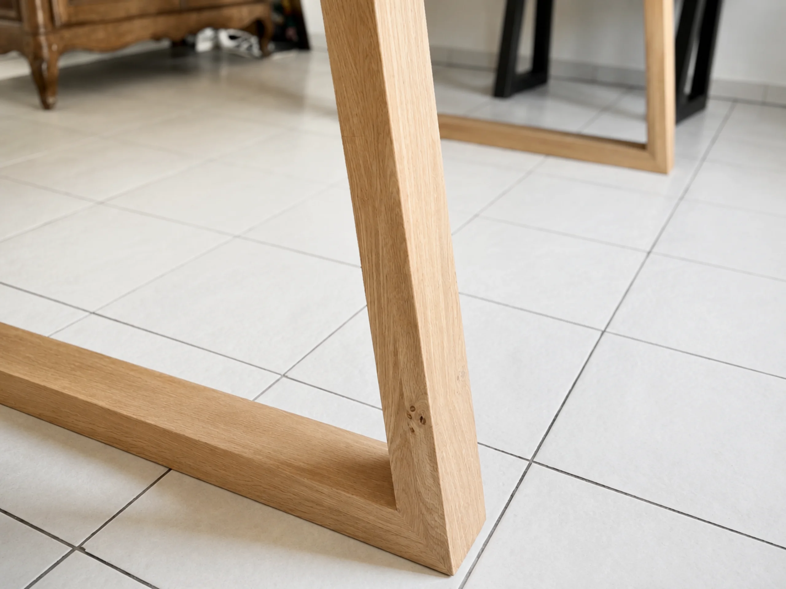 Un pied de table à manger en bois massif