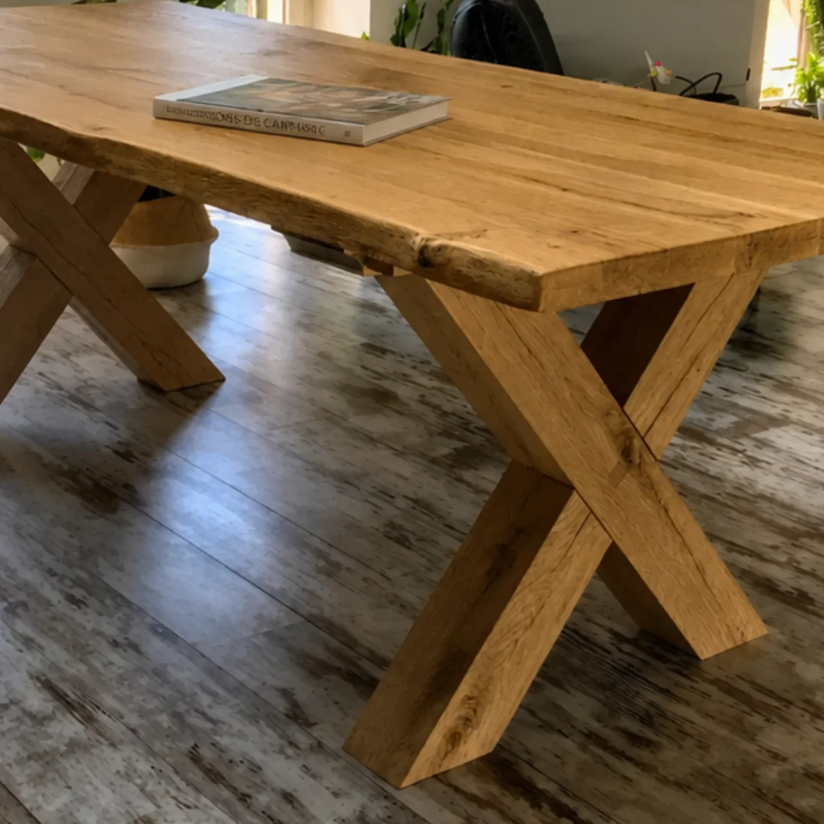 Un pied de table en bois massif