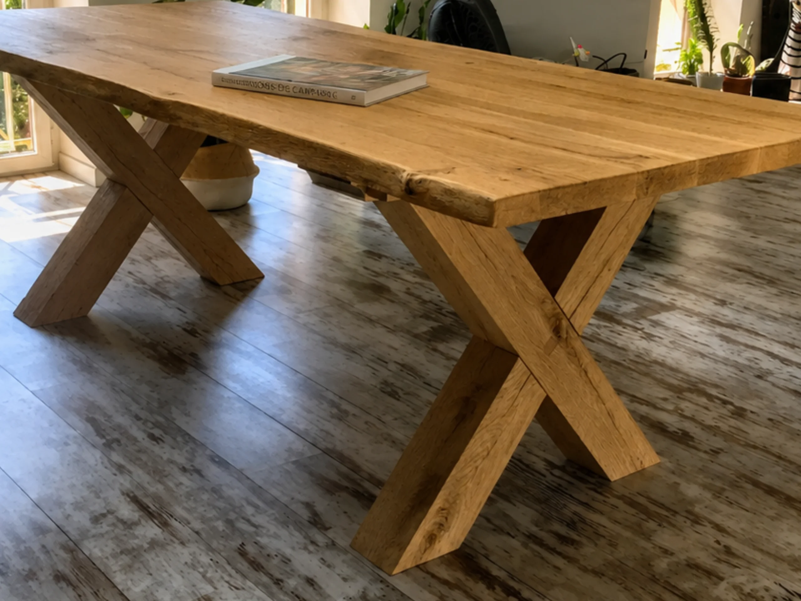 Un pied de table en bois massif