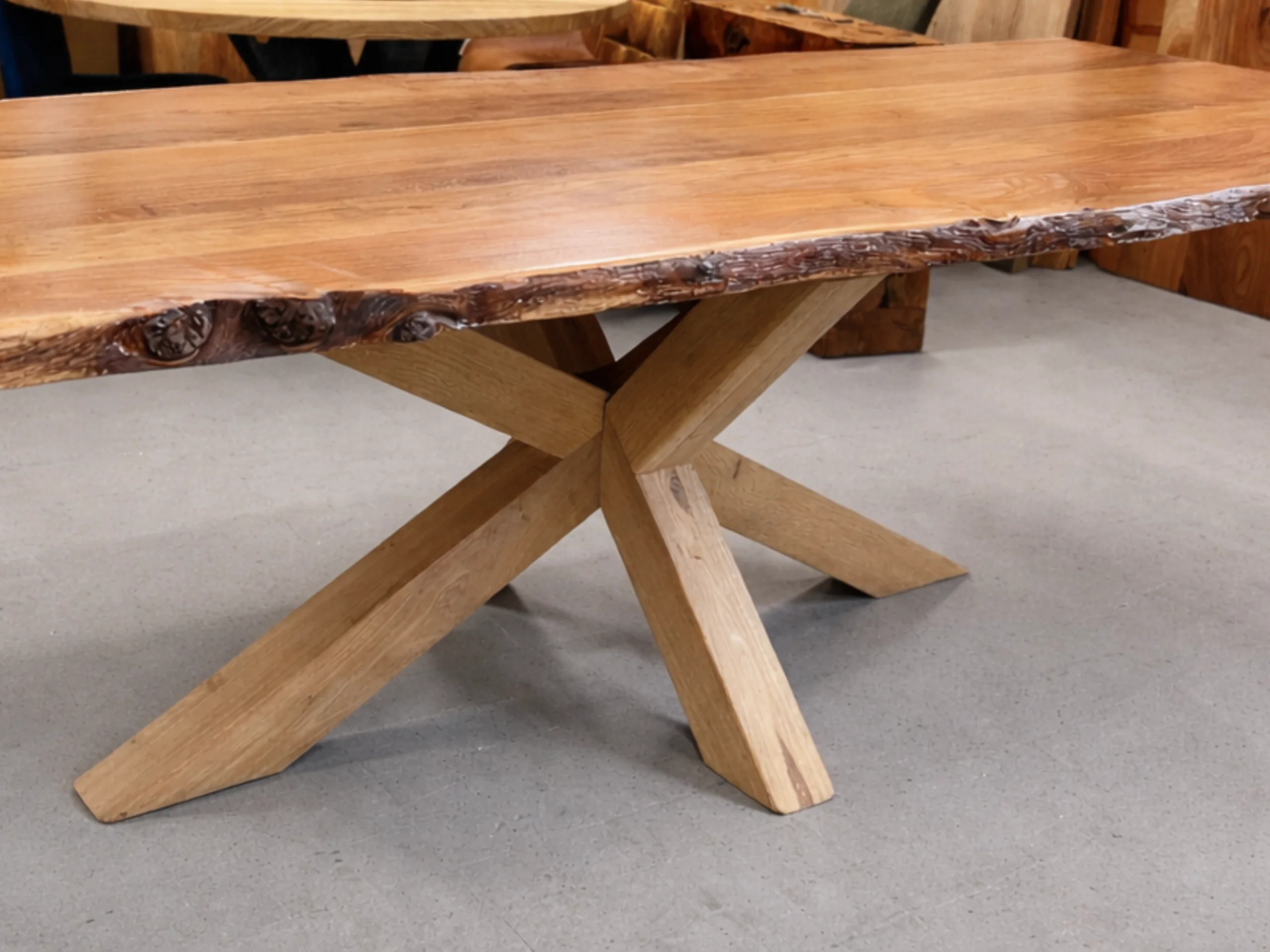 Un pied de table central en chêne clair massif