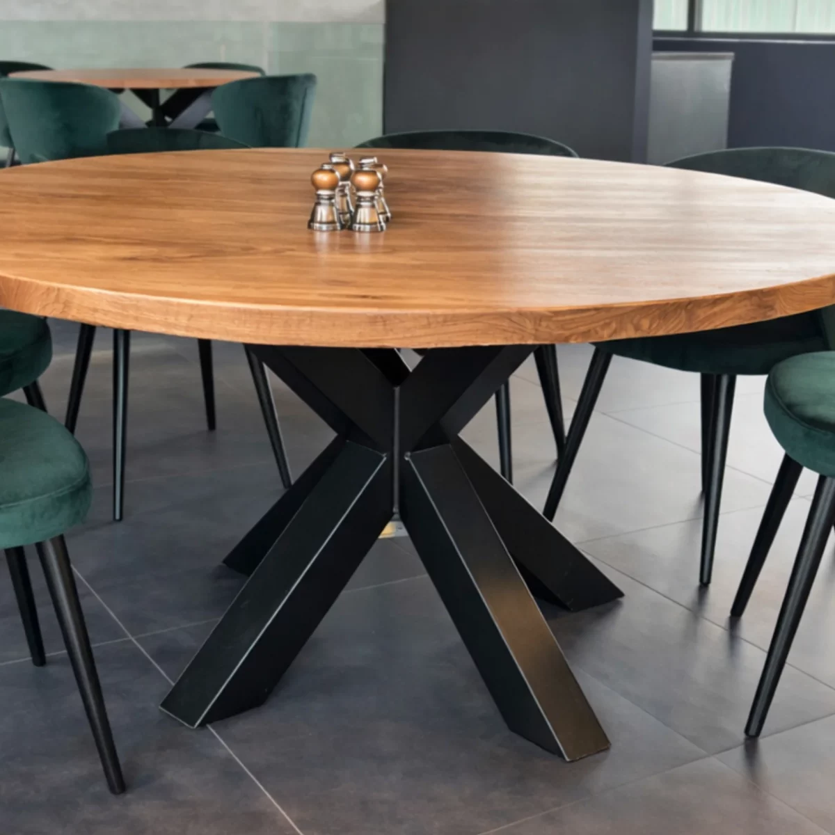 Un pied de table ronde en métal