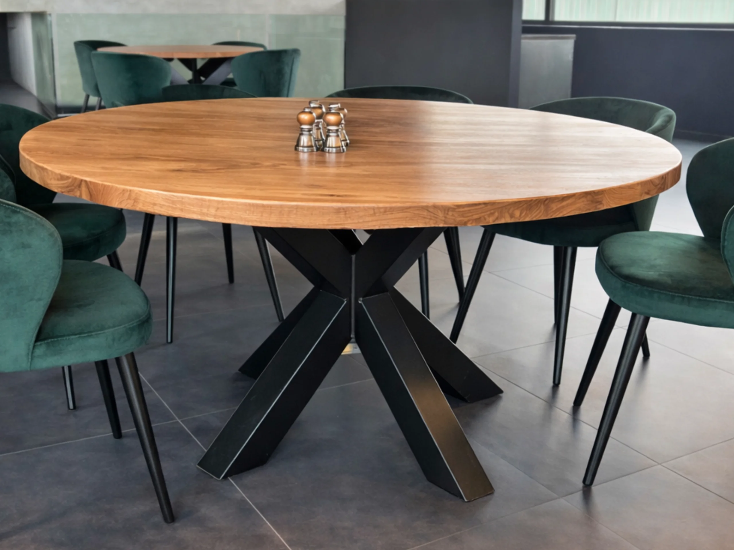 Un pied de table ronde en métal