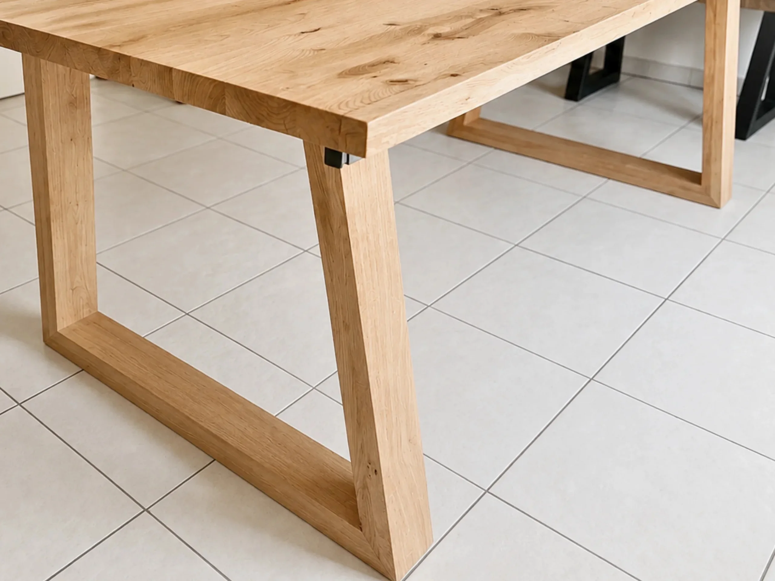 Des pieds de table en bois massif