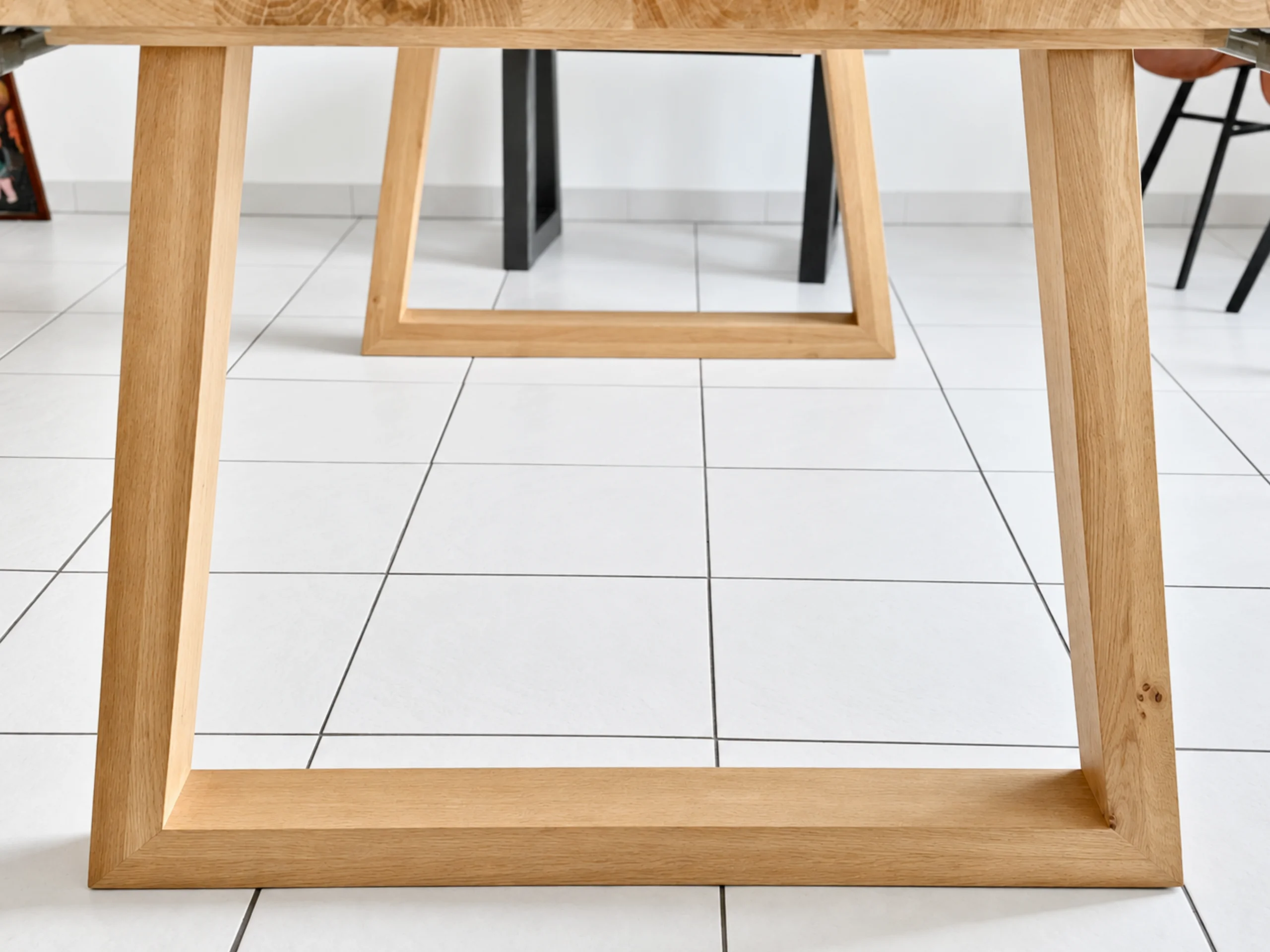 Des pieds de table à manger en bois massif