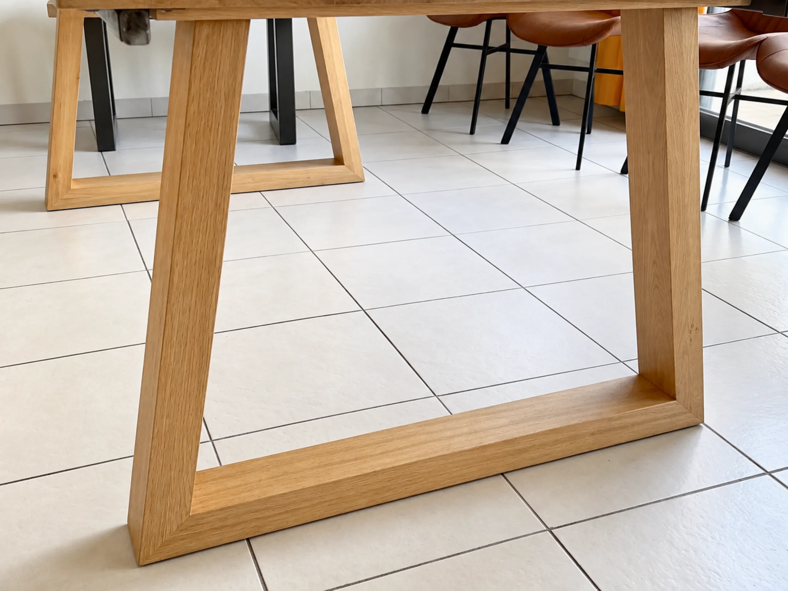 Des pieds de table en chêne clair massif