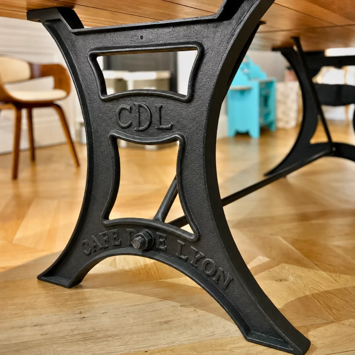 Des pieds de table en fonte anciens