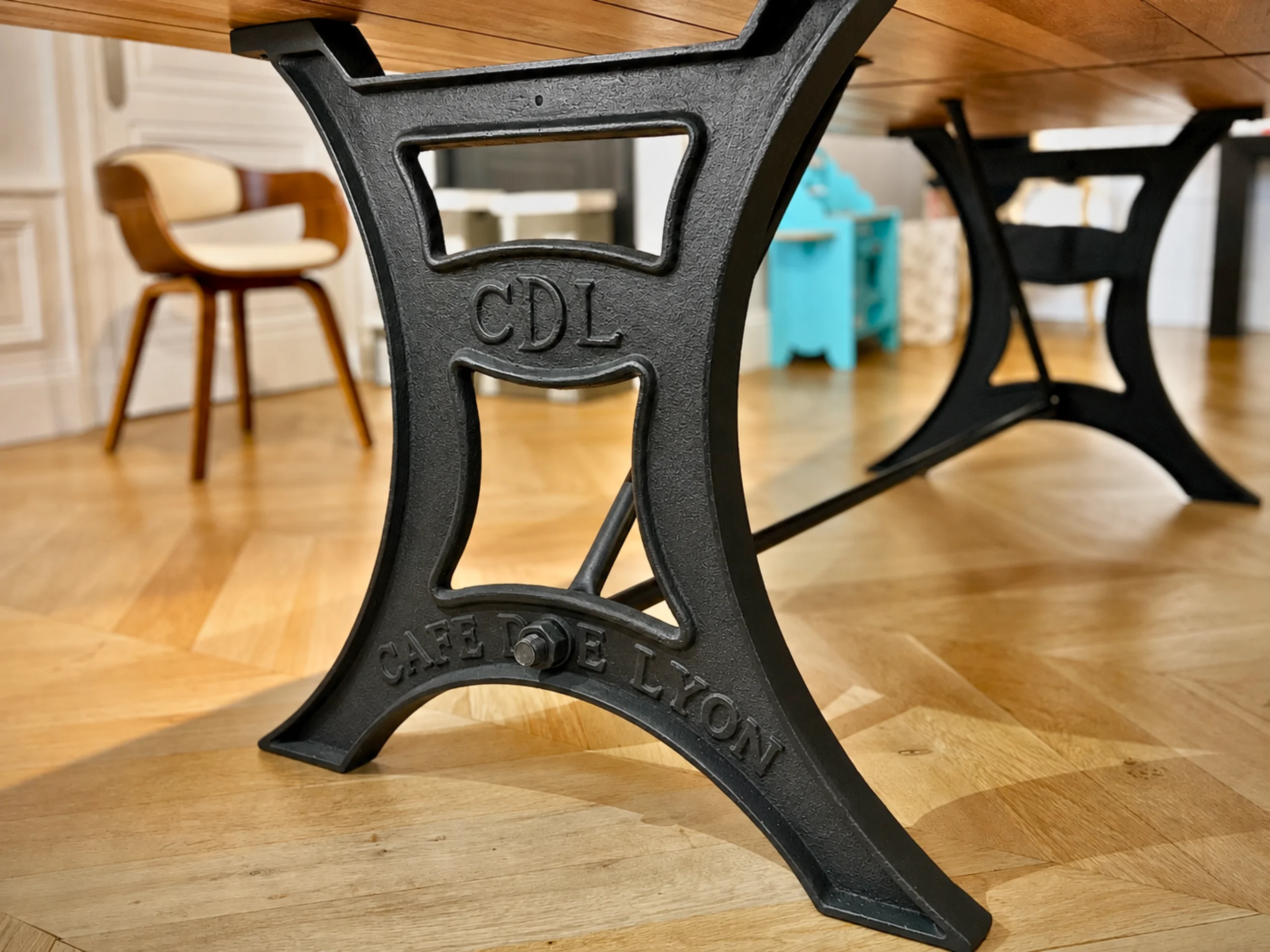 Des pieds de table en fonte anciens
