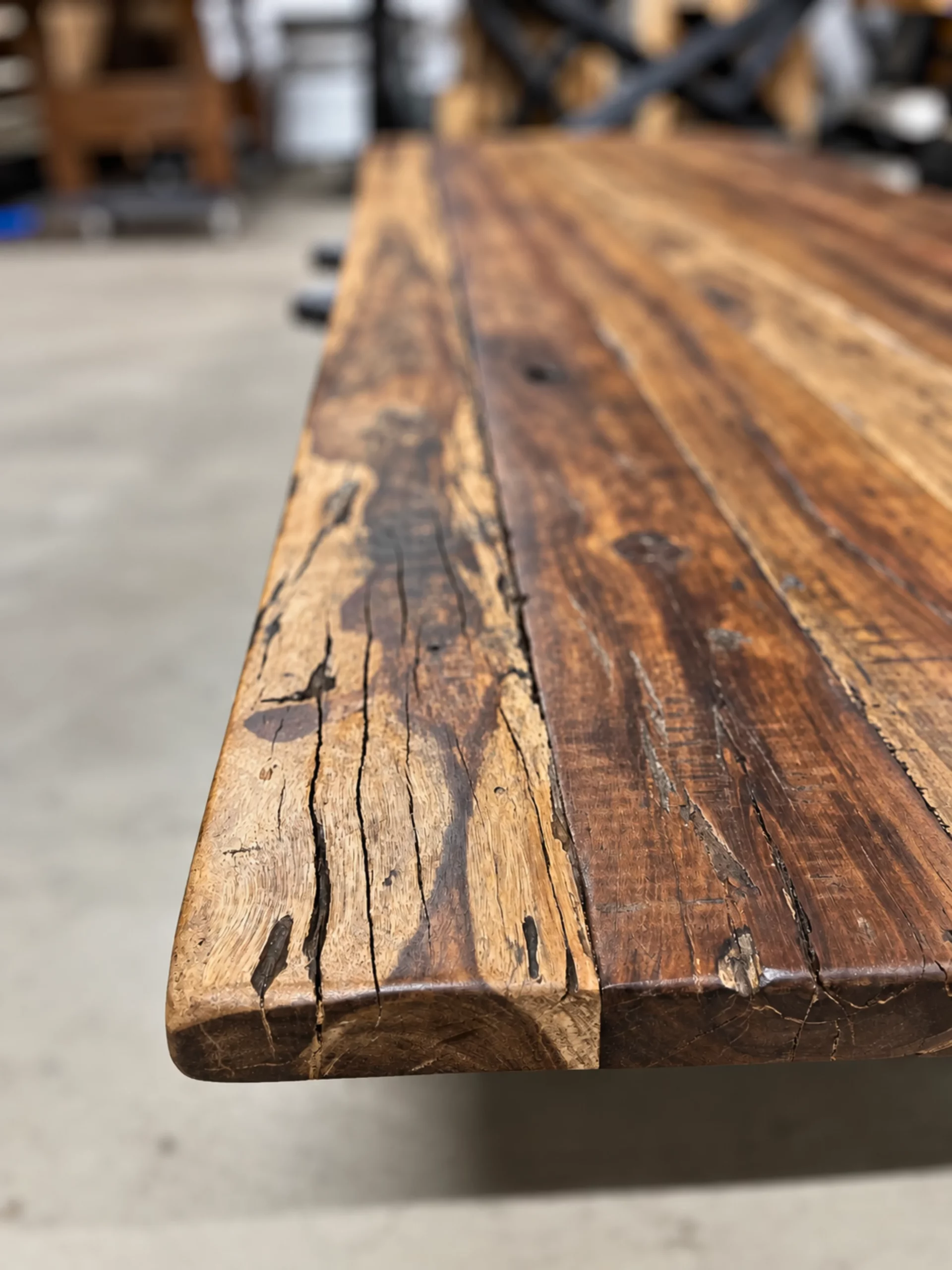 Un plateau en bois ancien