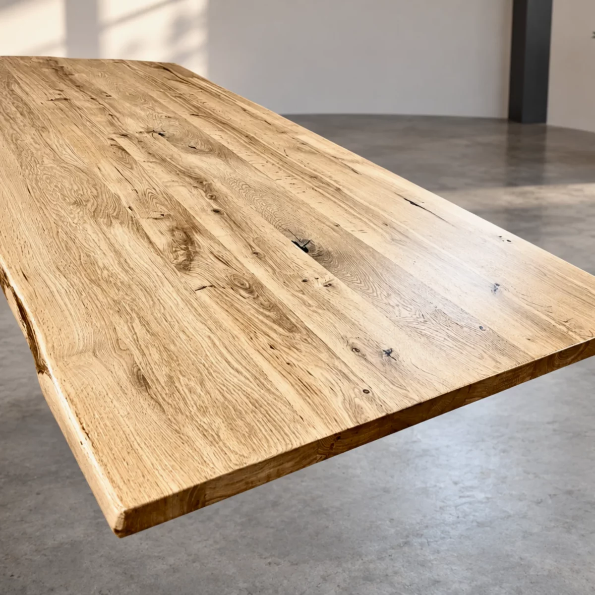 Un plateau de table à manger en chêne massif