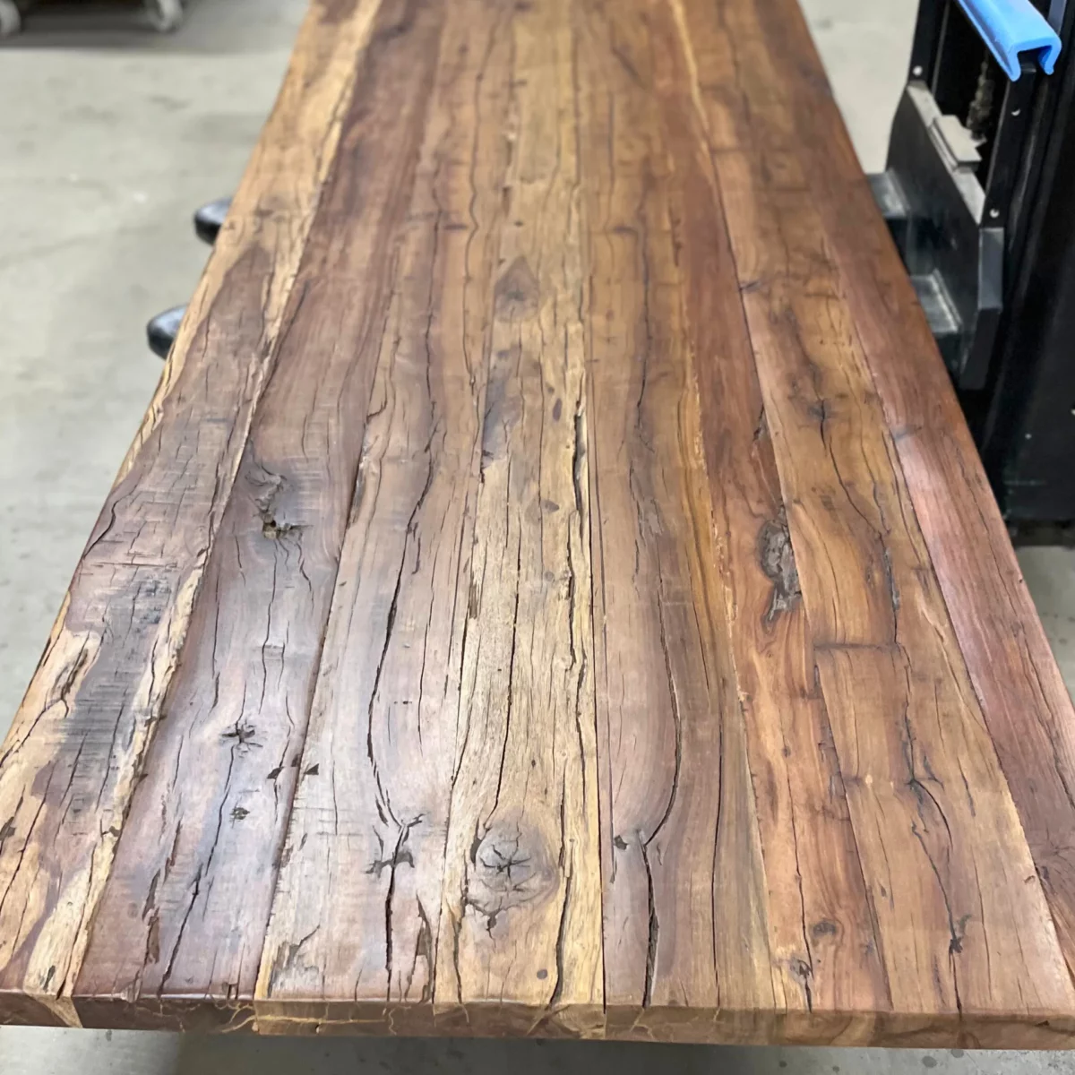 Un plateau de table en bois récupéré