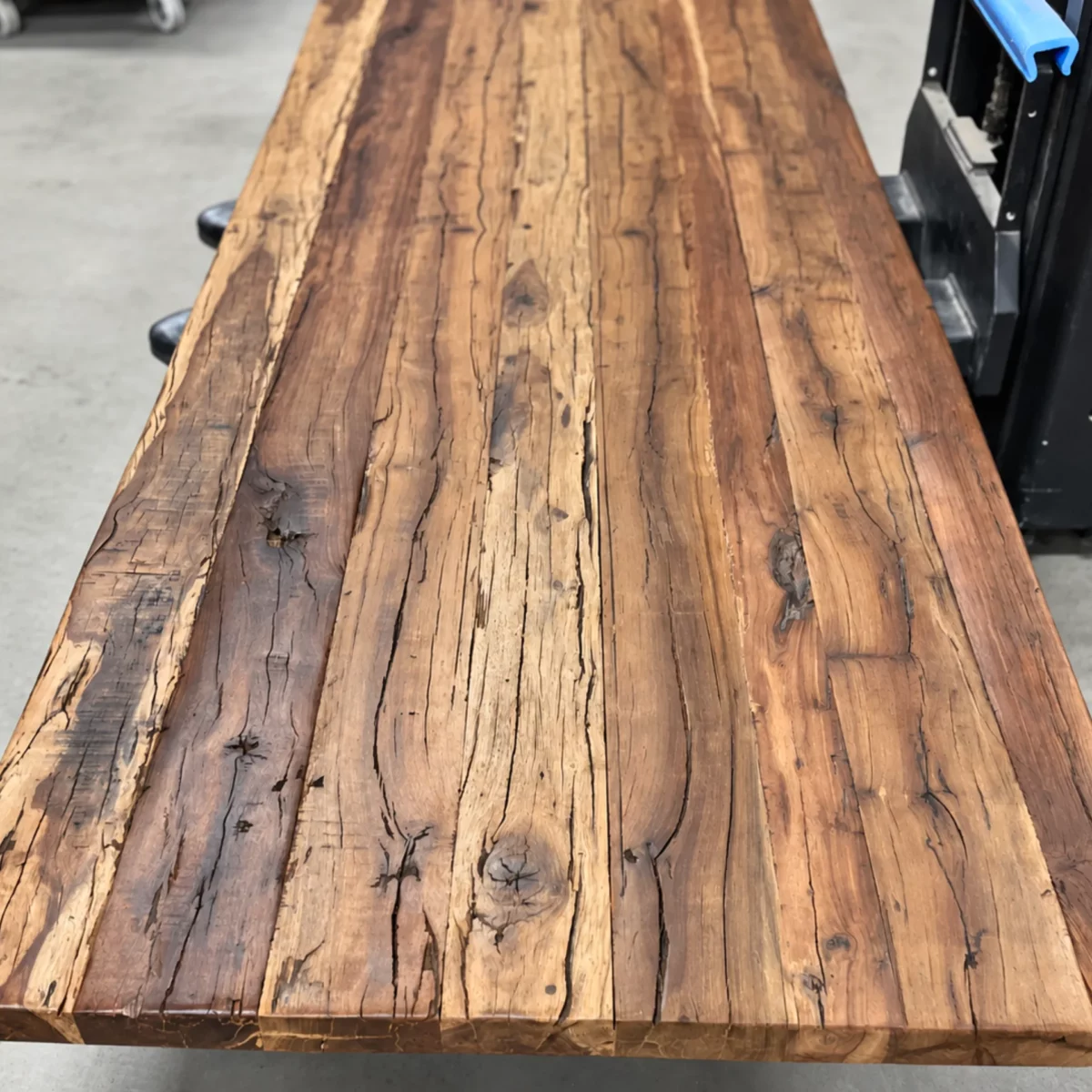 Un plateau de table en bois ancien